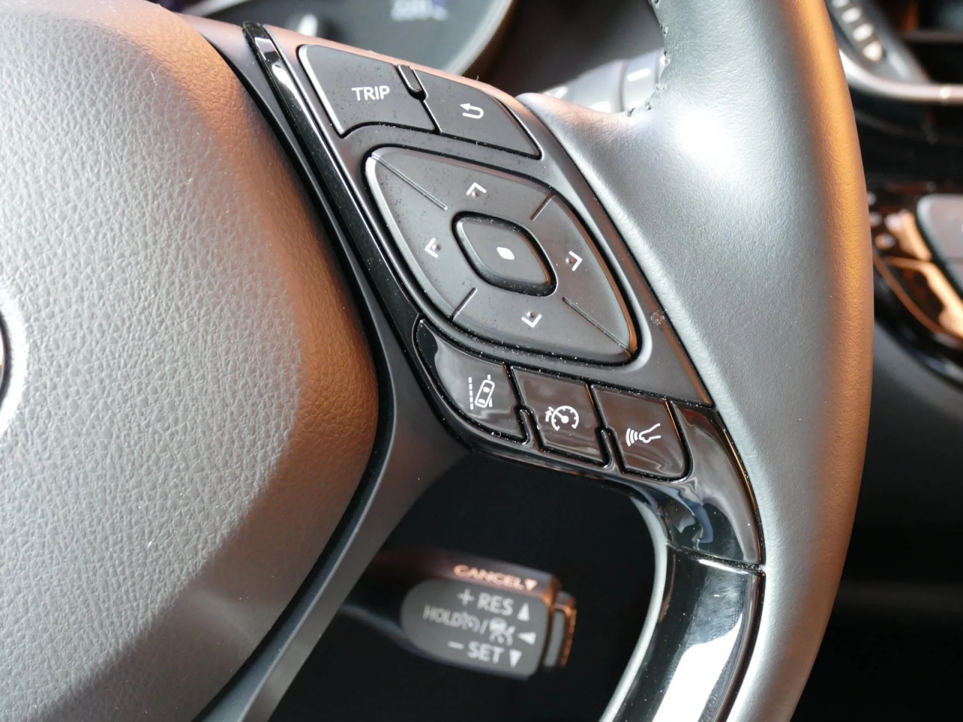 TOYOTA C-HR - Miniature 16 sur 34 - Cliquer pour voir cette photo