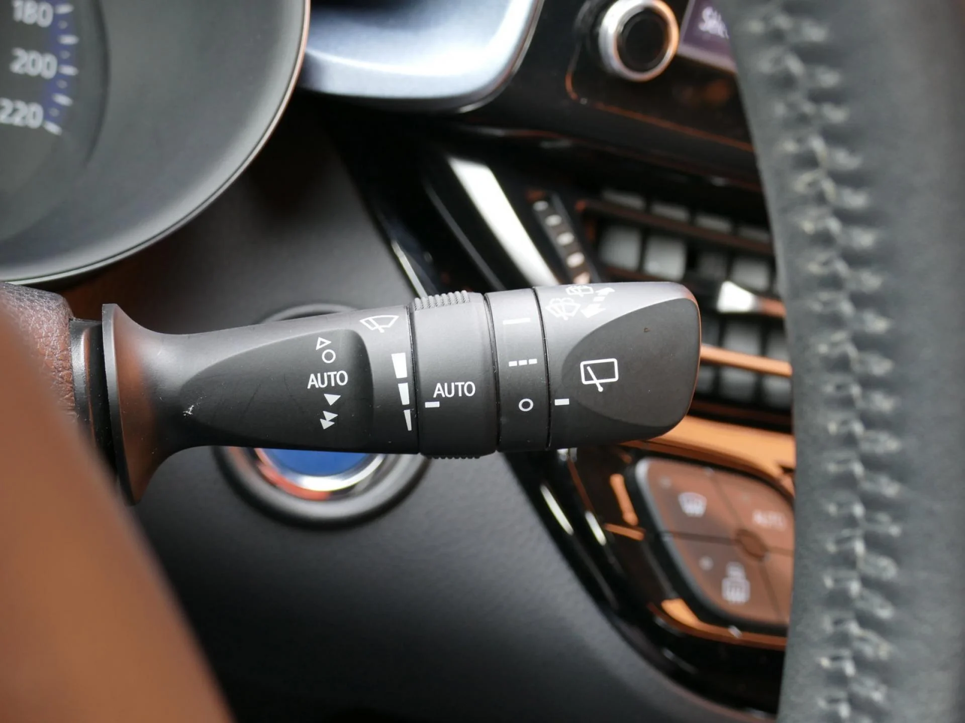 TOYOTA C-HR - Miniature 25 sur 32 - Cliquer pour voir cette photo