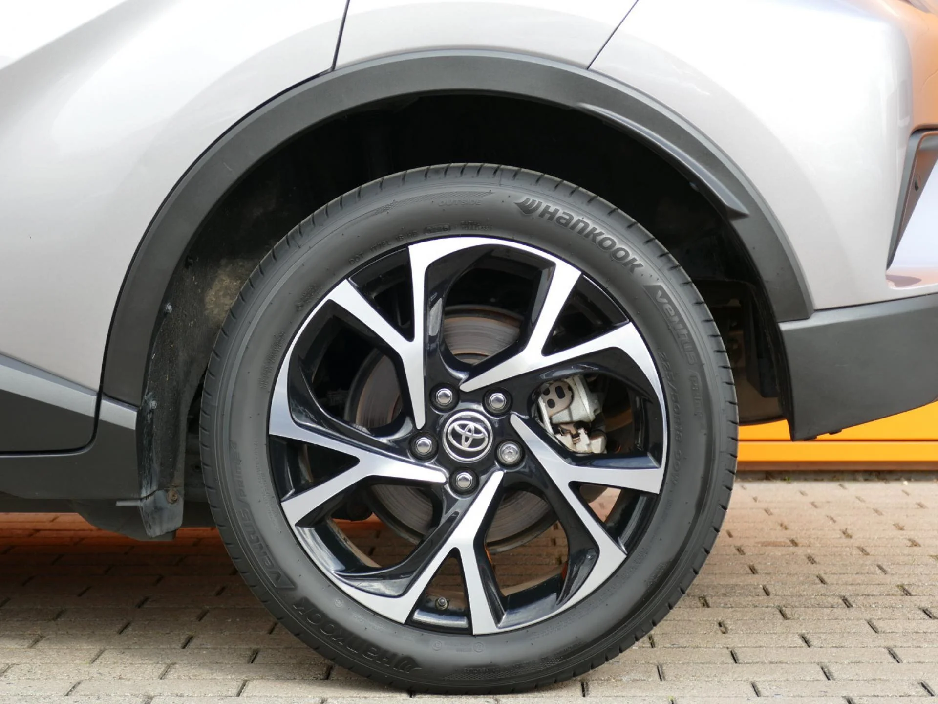 TOYOTA C-HR - Miniature 31 sur 32 - Cliquer pour voir cette photo