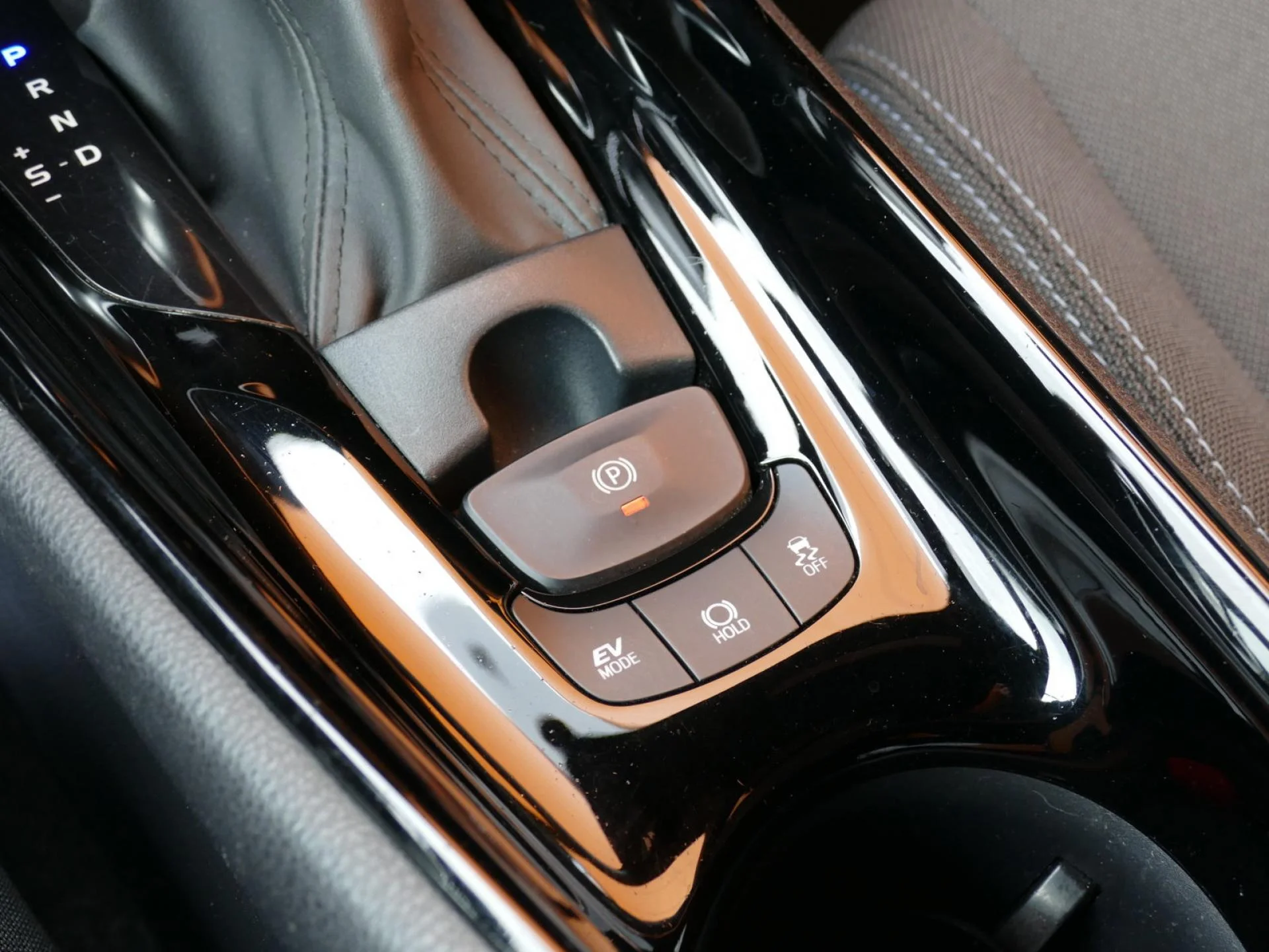TOYOTA C-HR - Miniature 18 sur 32 - Cliquer pour voir cette photo