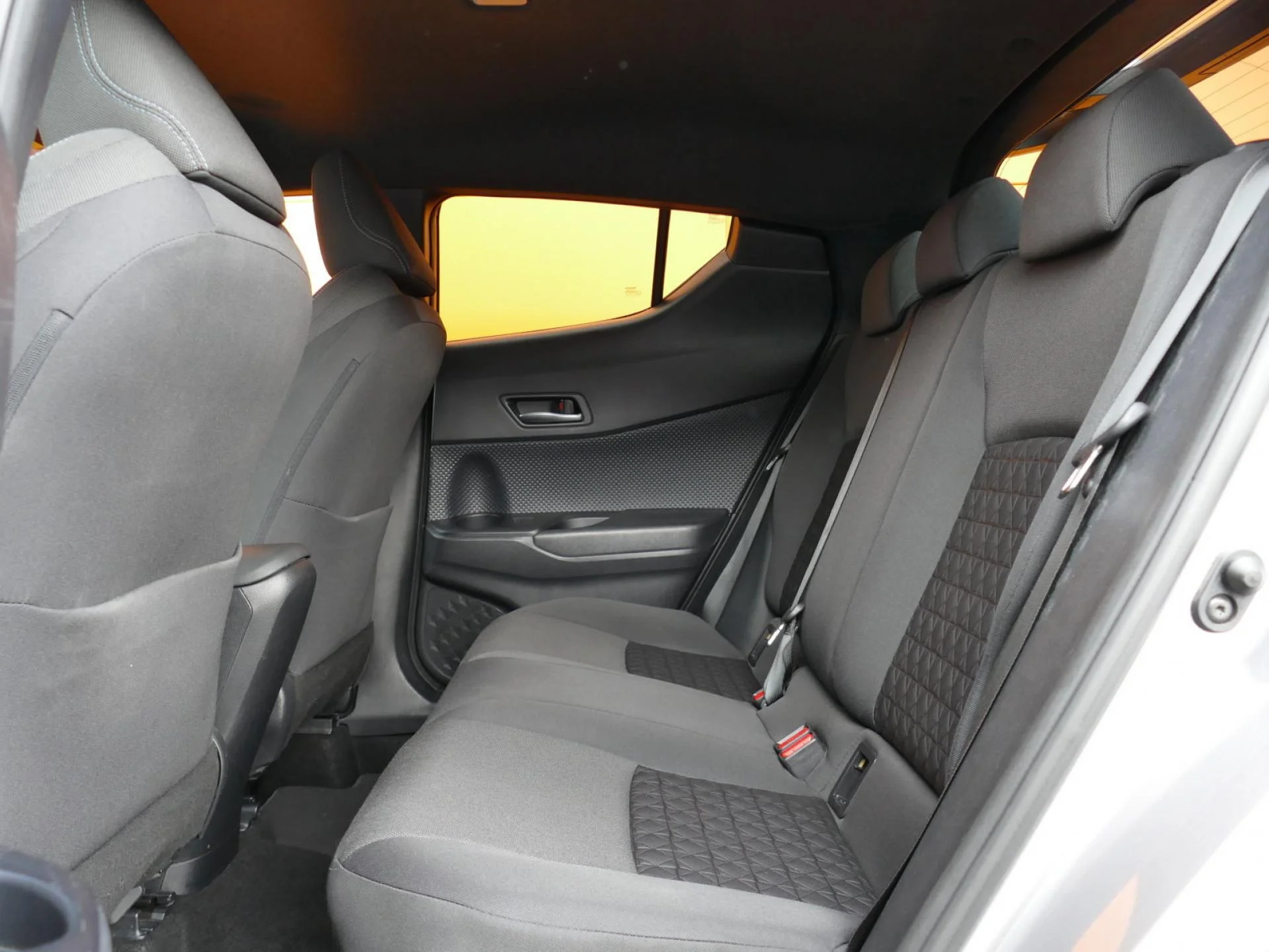 TOYOTA C-HR - Miniature 8 sur 32 - Cliquer pour voir cette photo