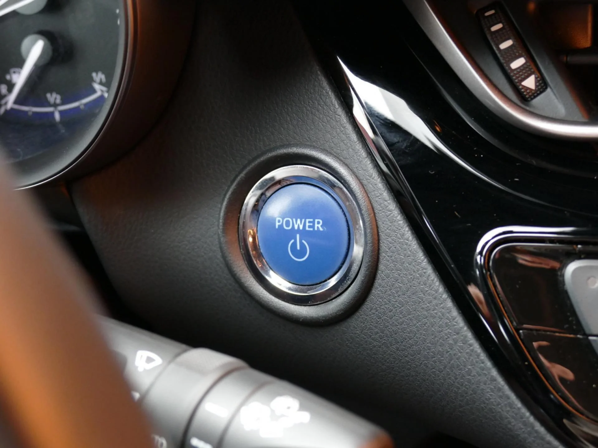 TOYOTA C-HR - Miniature 22 sur 32 - Cliquer pour voir cette photo
