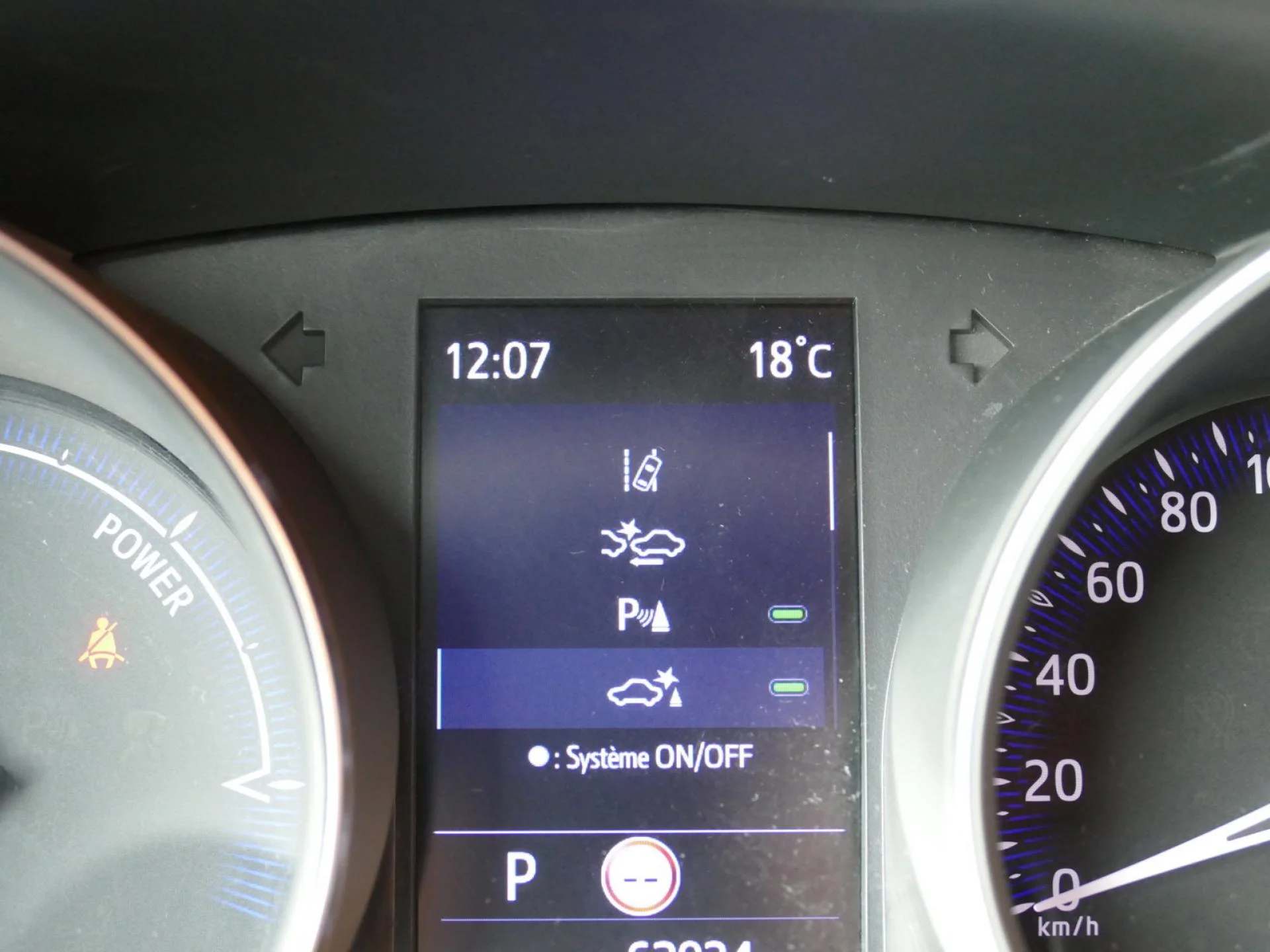 TOYOTA C-HR - Miniature 16 sur 32 - Cliquer pour voir cette photo