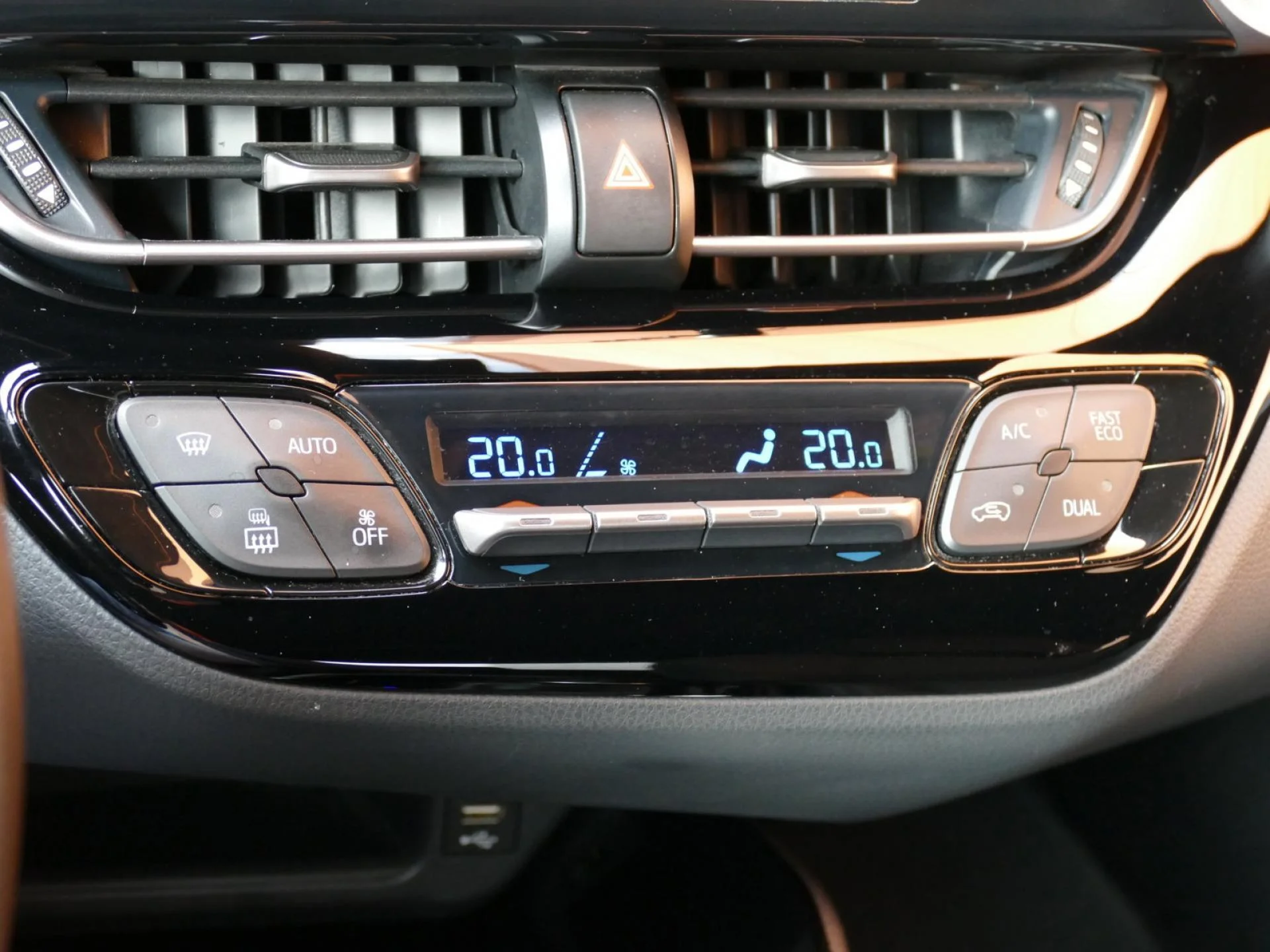 TOYOTA C-HR - Miniature 13 sur 32 - Cliquer pour voir cette photo