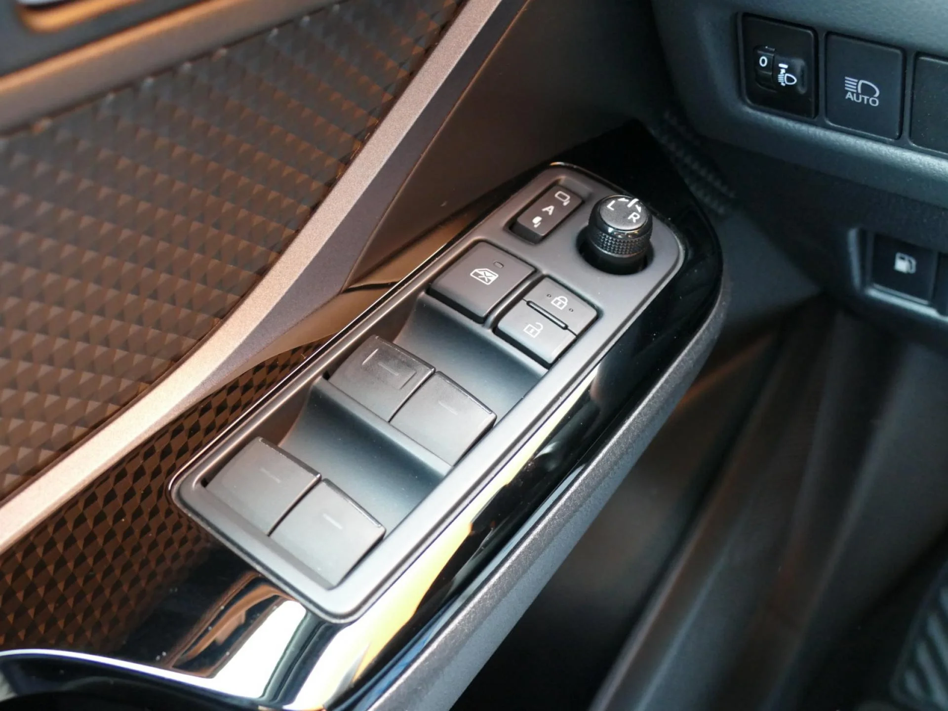 TOYOTA C-HR - Miniature 23 sur 32 - Cliquer pour voir cette photo