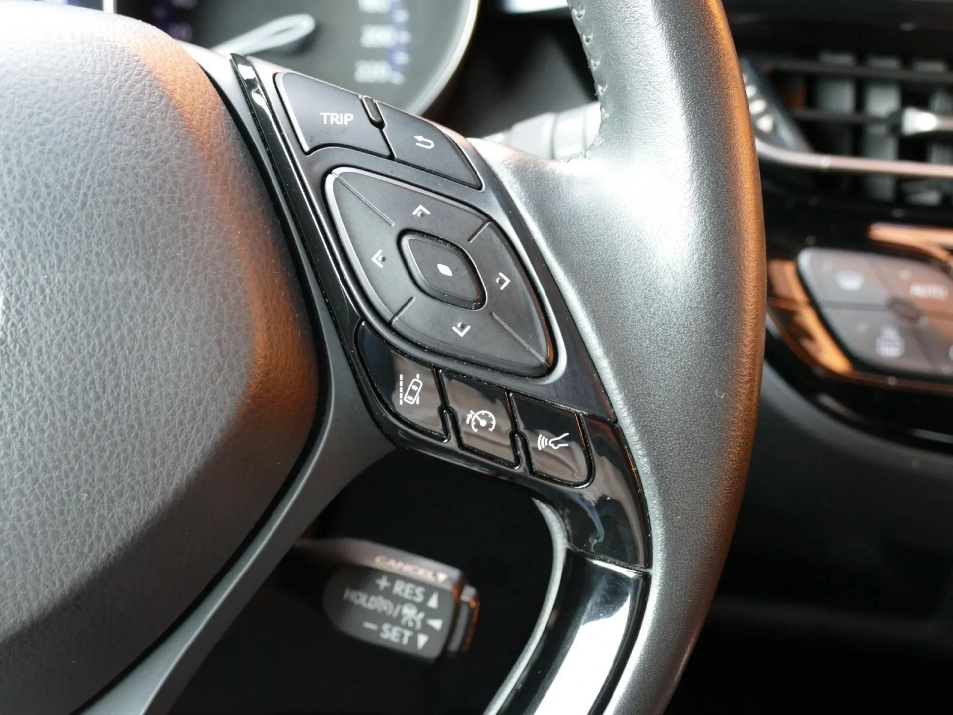 TOYOTA C-HR - Miniature 17 sur 32 - Cliquer pour voir cette photo