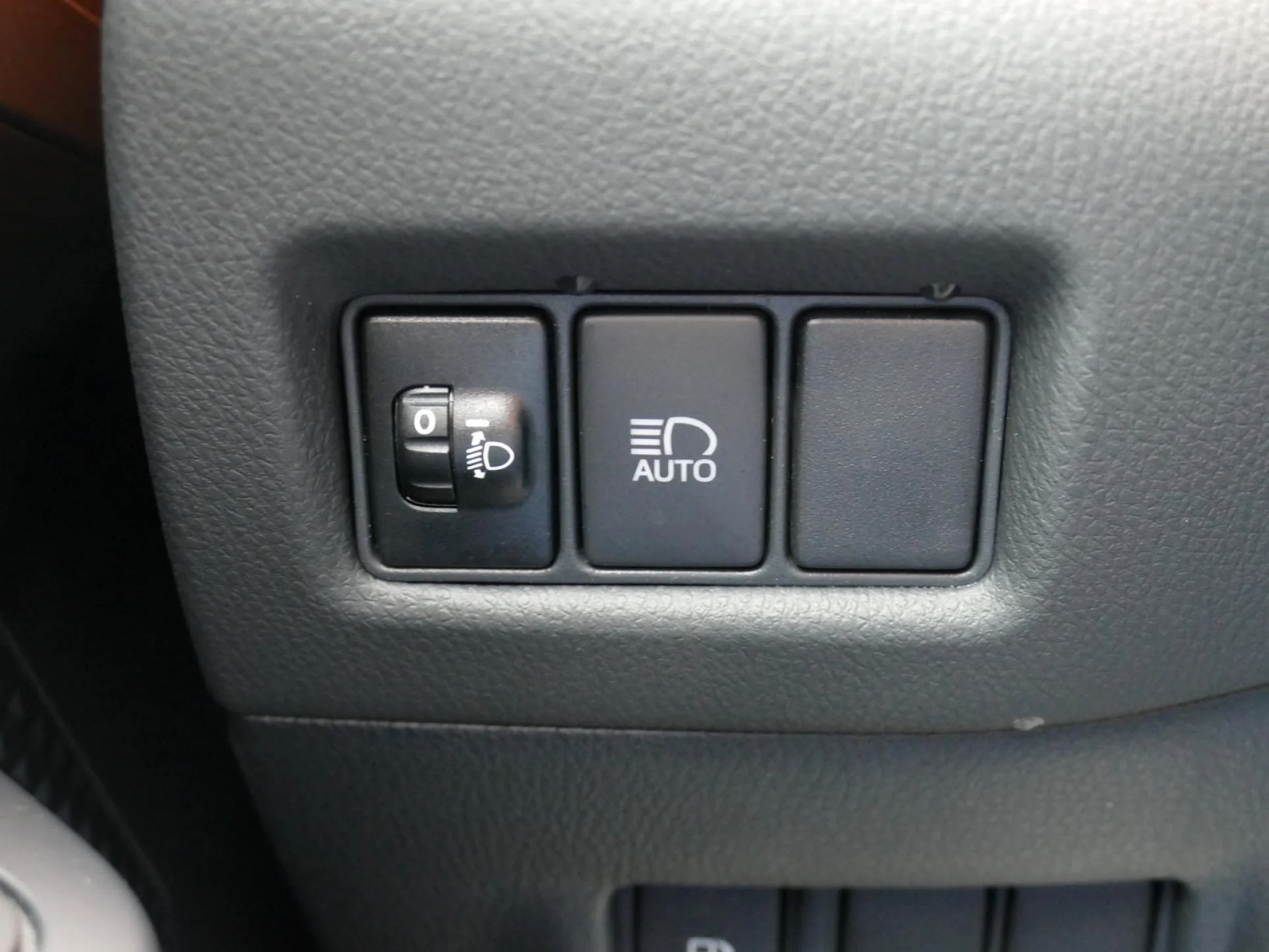 TOYOTA C-HR - Miniature 18 sur 32 - Cliquer pour voir cette photo