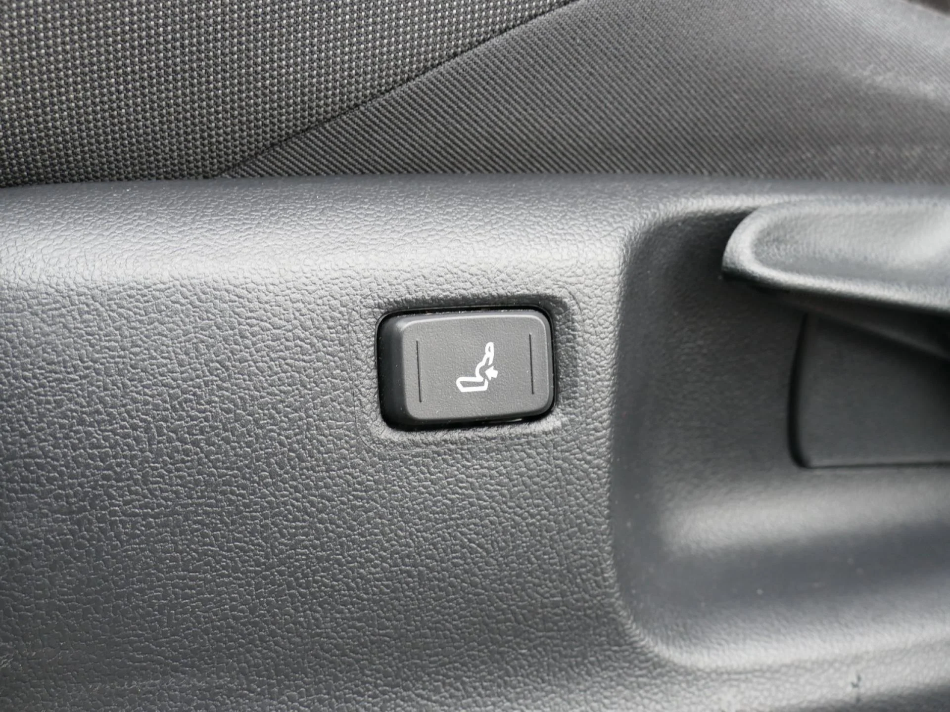 TOYOTA C-HR - Miniature 20 sur 32 - Cliquer pour voir cette photo