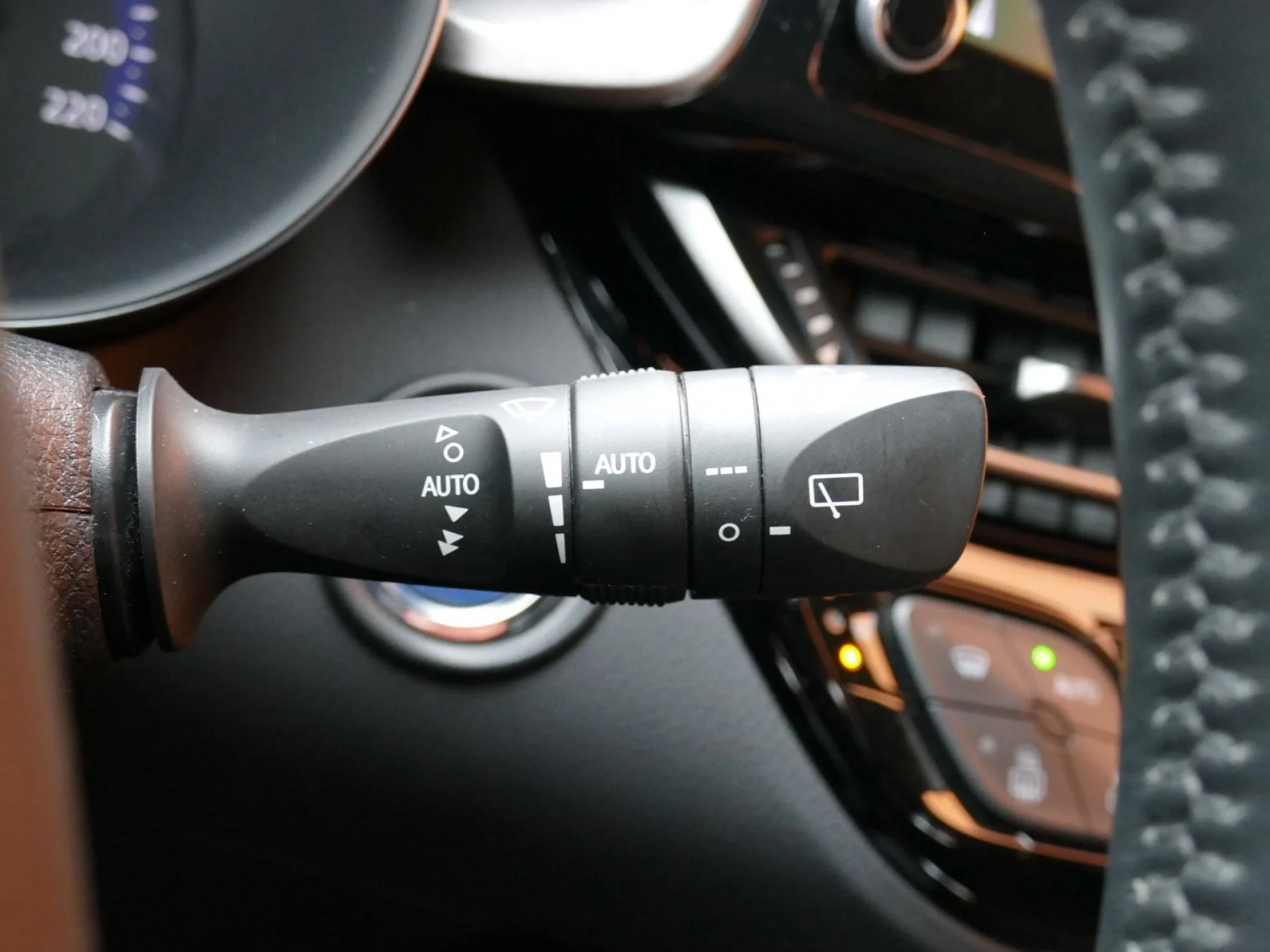 TOYOTA C-HR - Miniature 25 sur 32 - Cliquer pour voir cette photo