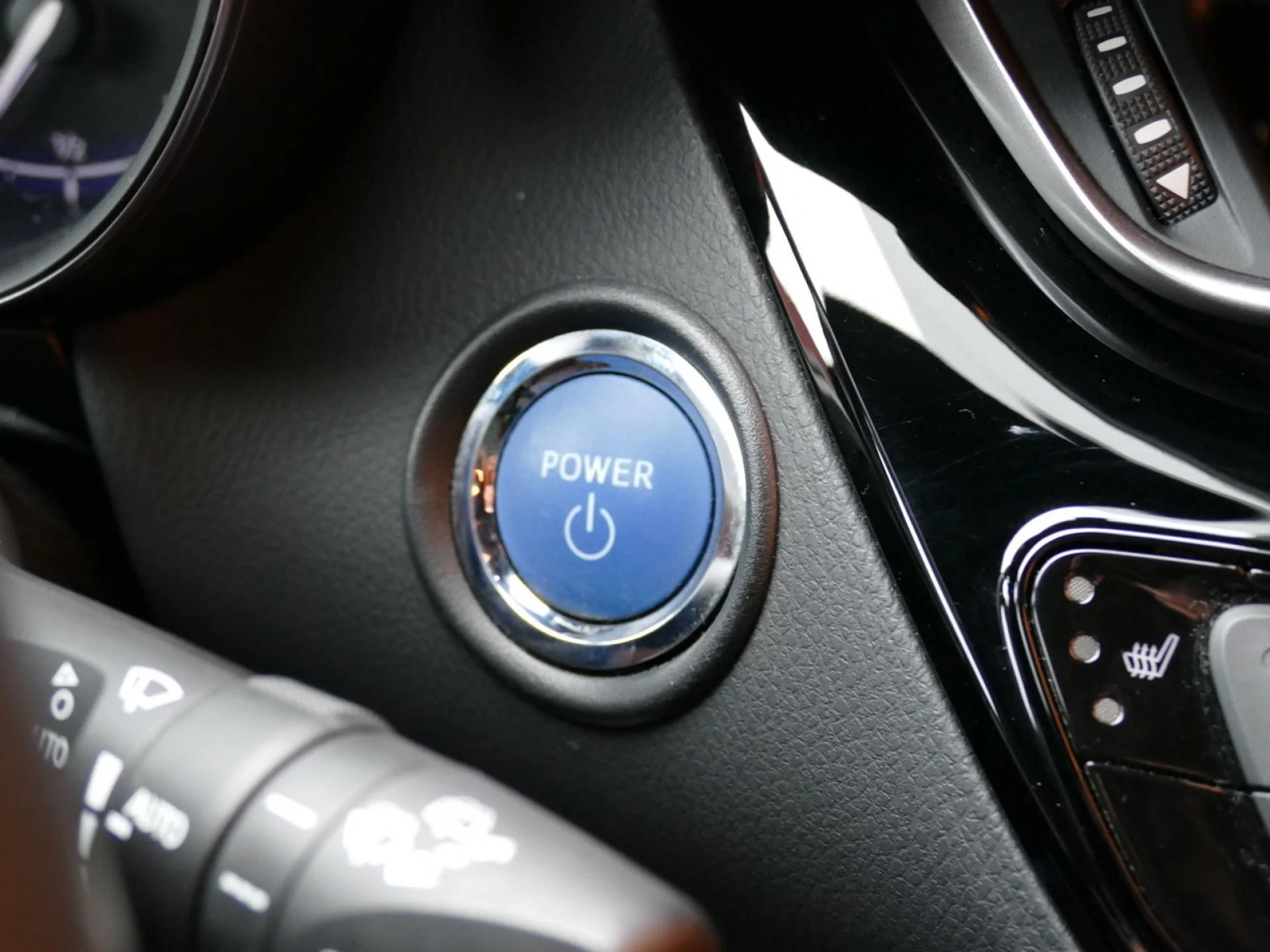 TOYOTA C-HR - Miniature 19 sur 32 - Cliquer pour voir cette photo