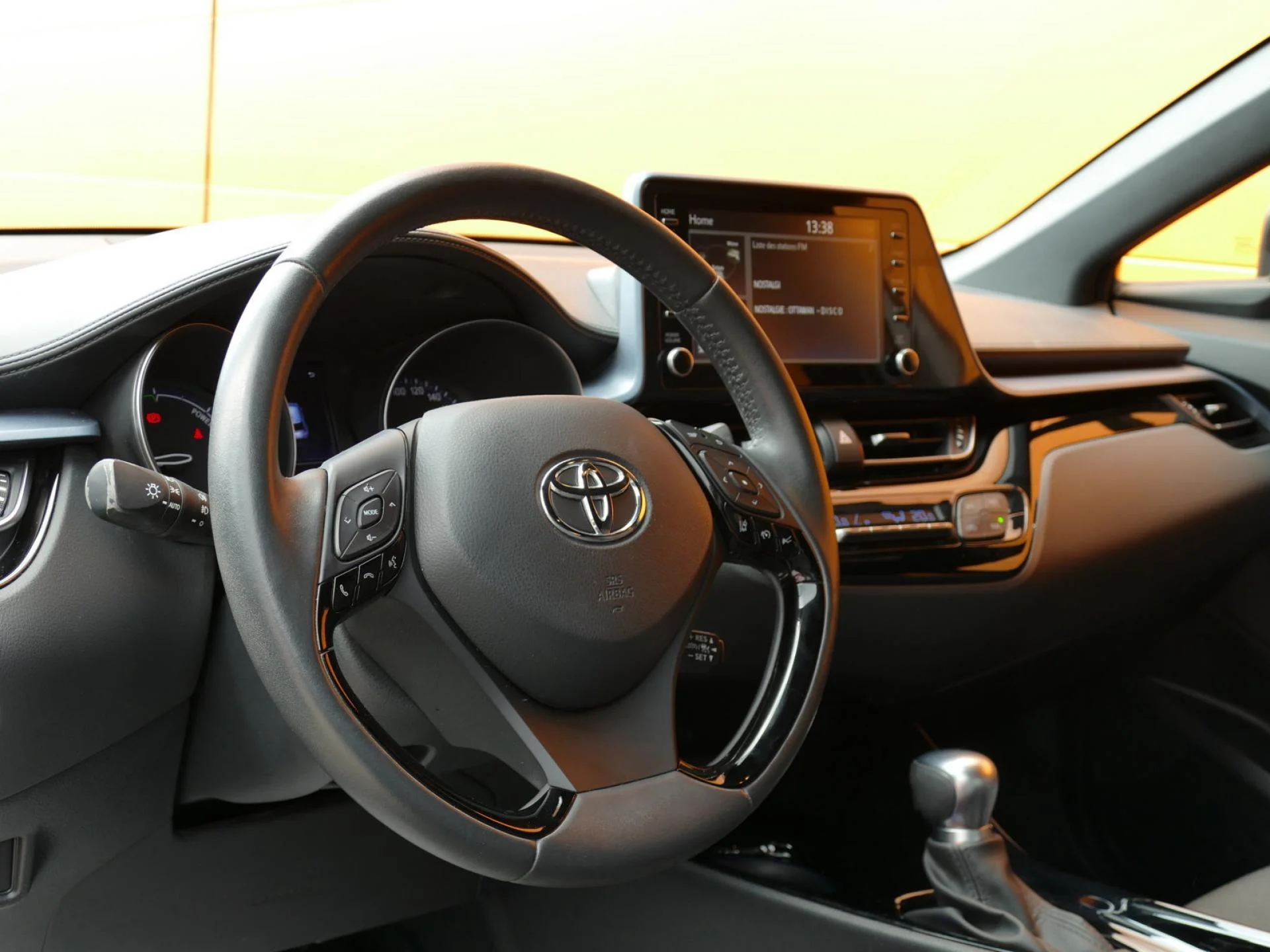 TOYOTA C-HR - Miniature 2 sur 32 - Cliquer pour voir cette photo