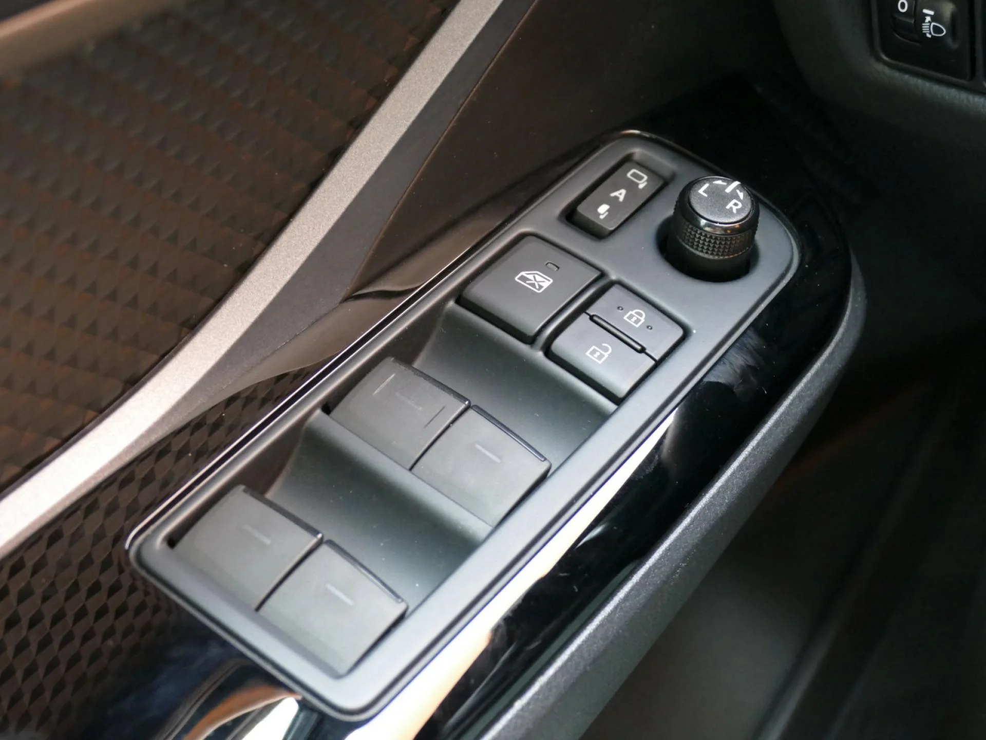 TOYOTA C-HR - Miniature 22 sur 32 - Cliquer pour voir cette photo