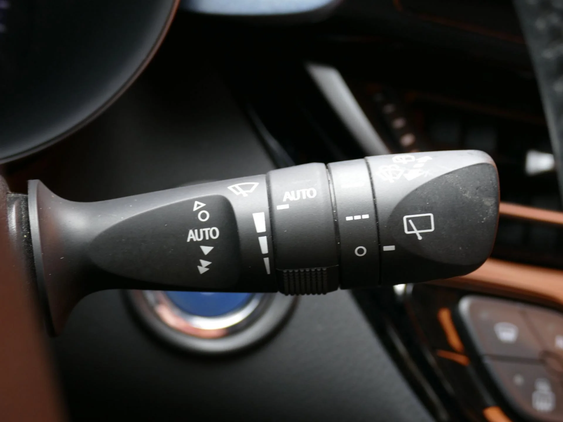 TOYOTA C-HR - Miniature 24 sur 32 - Cliquer pour voir cette photo