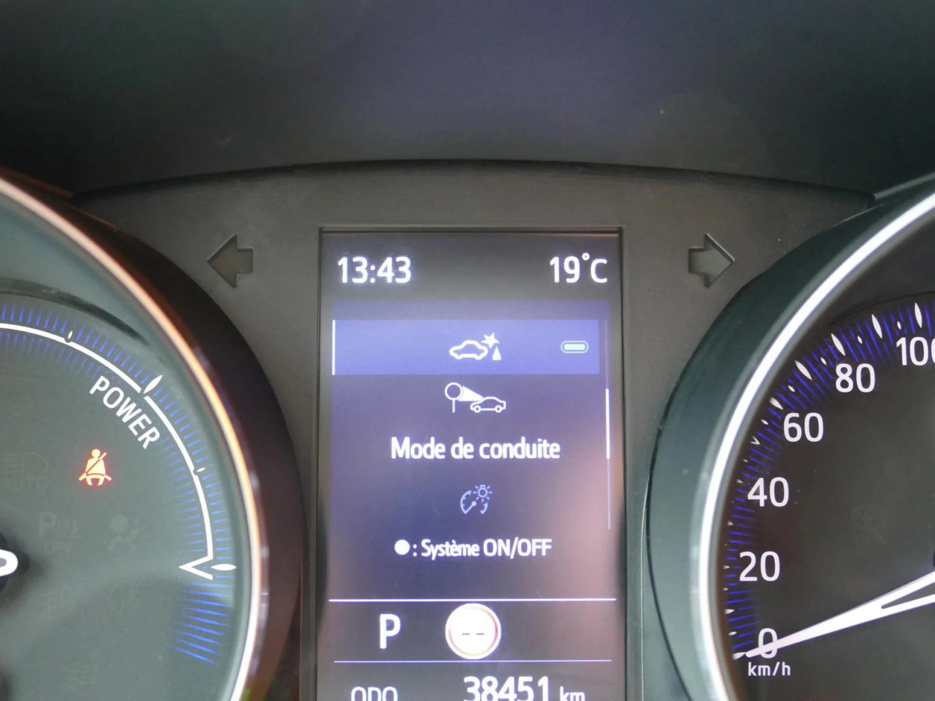 TOYOTA C-HR - Miniature 21 sur 32 - Cliquer pour voir cette photo