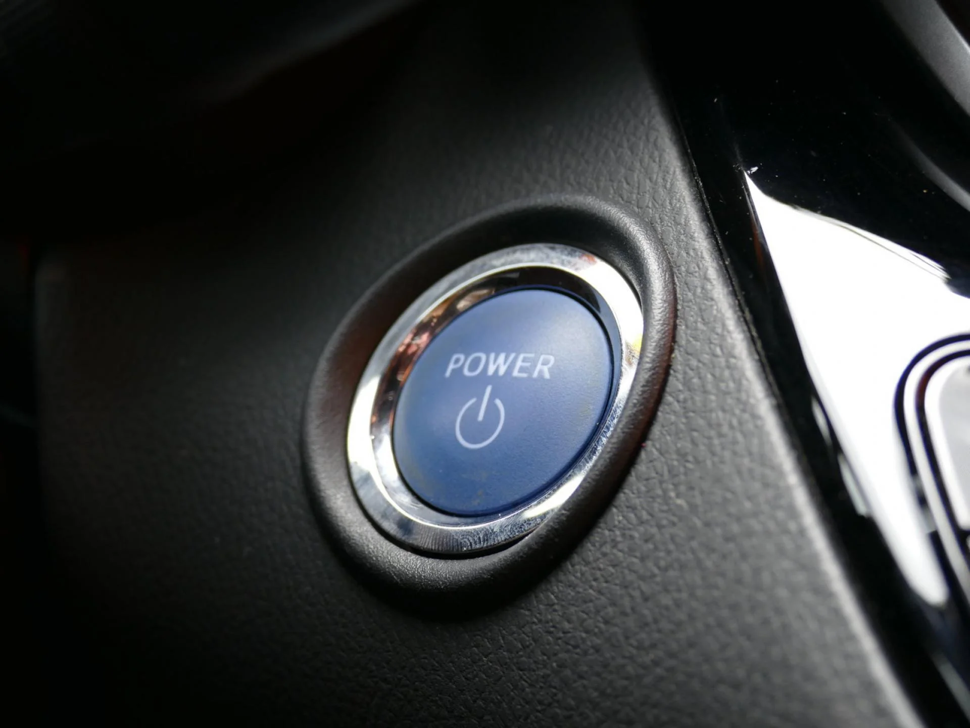 TOYOTA C-HR - Miniature 15 sur 32 - Cliquer pour voir cette photo