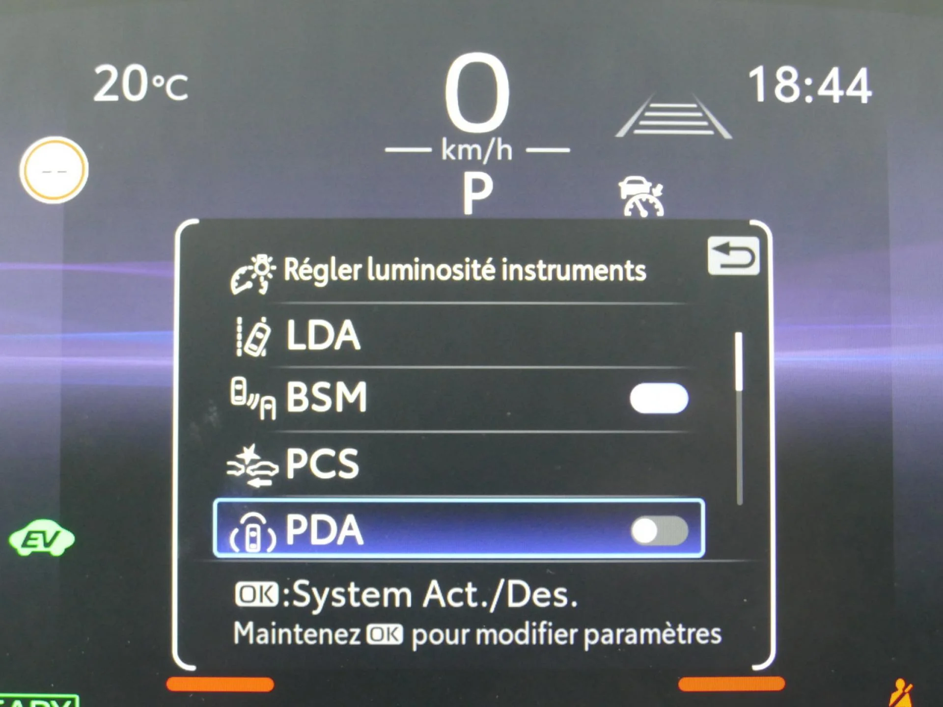 TOYOTA C-HR - Miniature 15 sur 33 - Cliquer pour voir cette photo