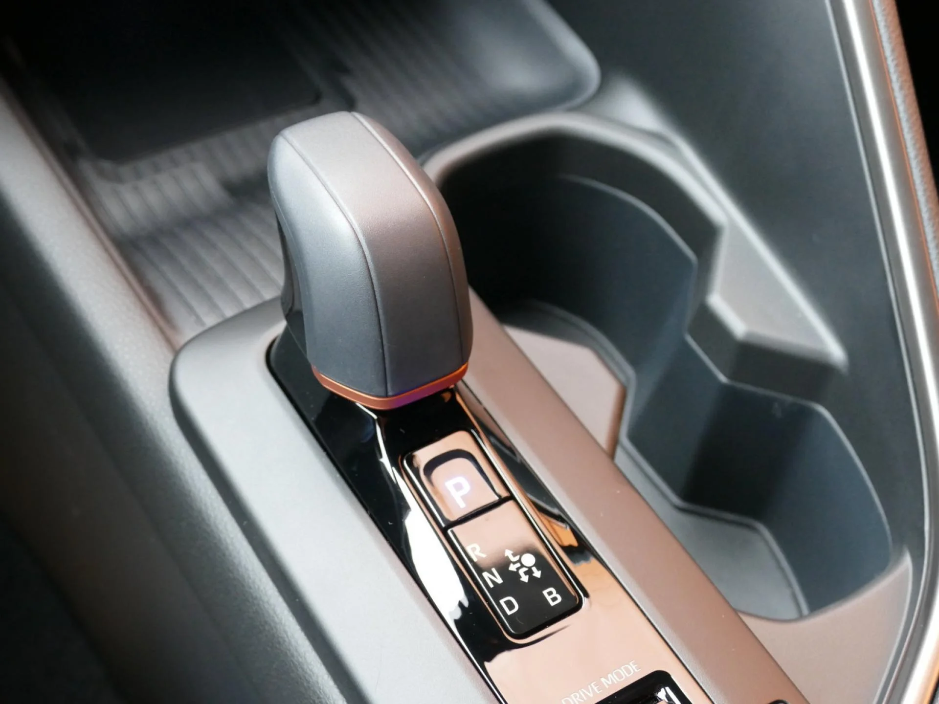 TOYOTA C-HR - Miniature 18 sur 33 - Cliquer pour voir cette photo