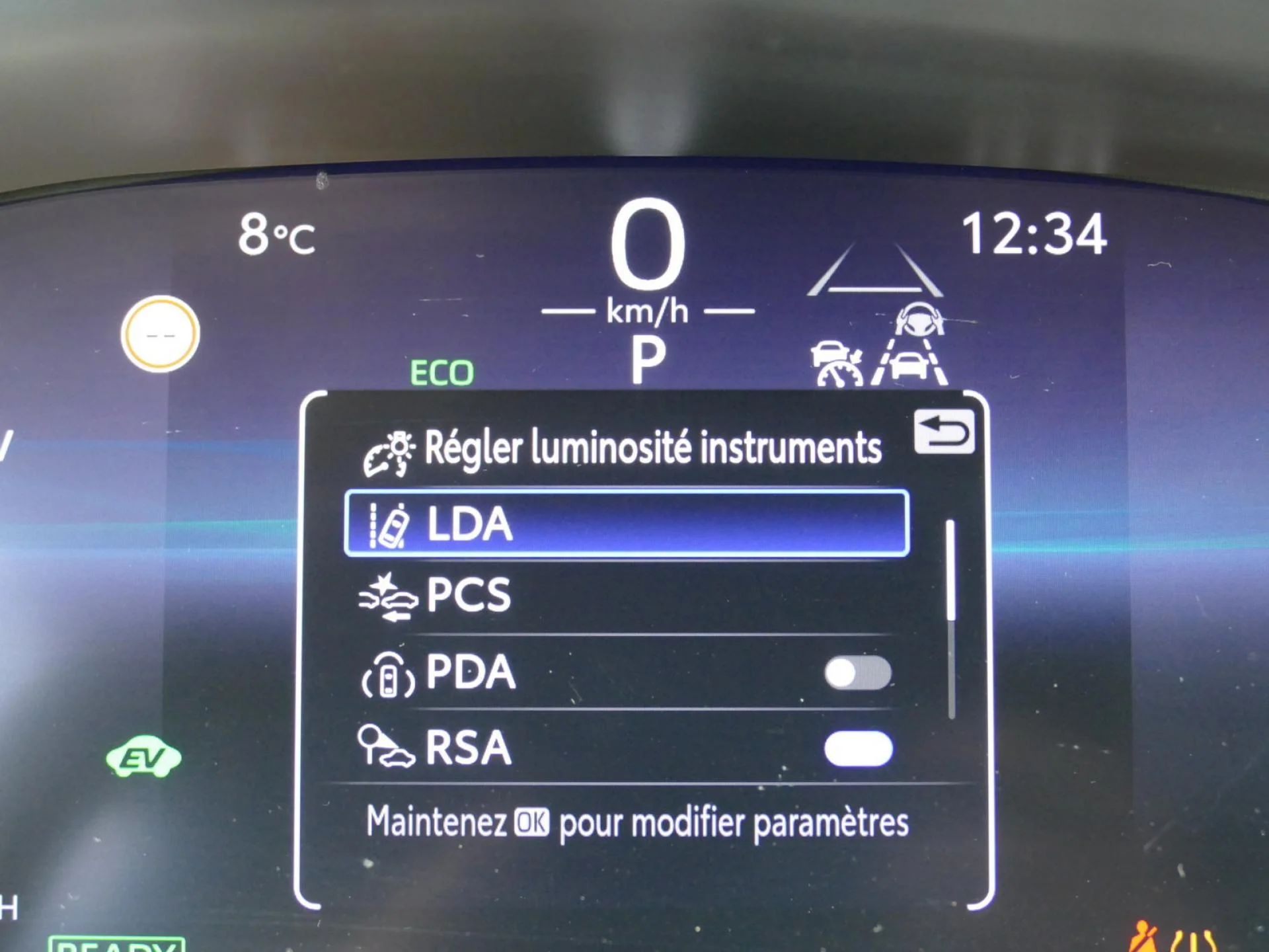 TOYOTA COROLLA TOURING SPORT - Miniature 14 sur 33 - Cliquer pour voir cette photo