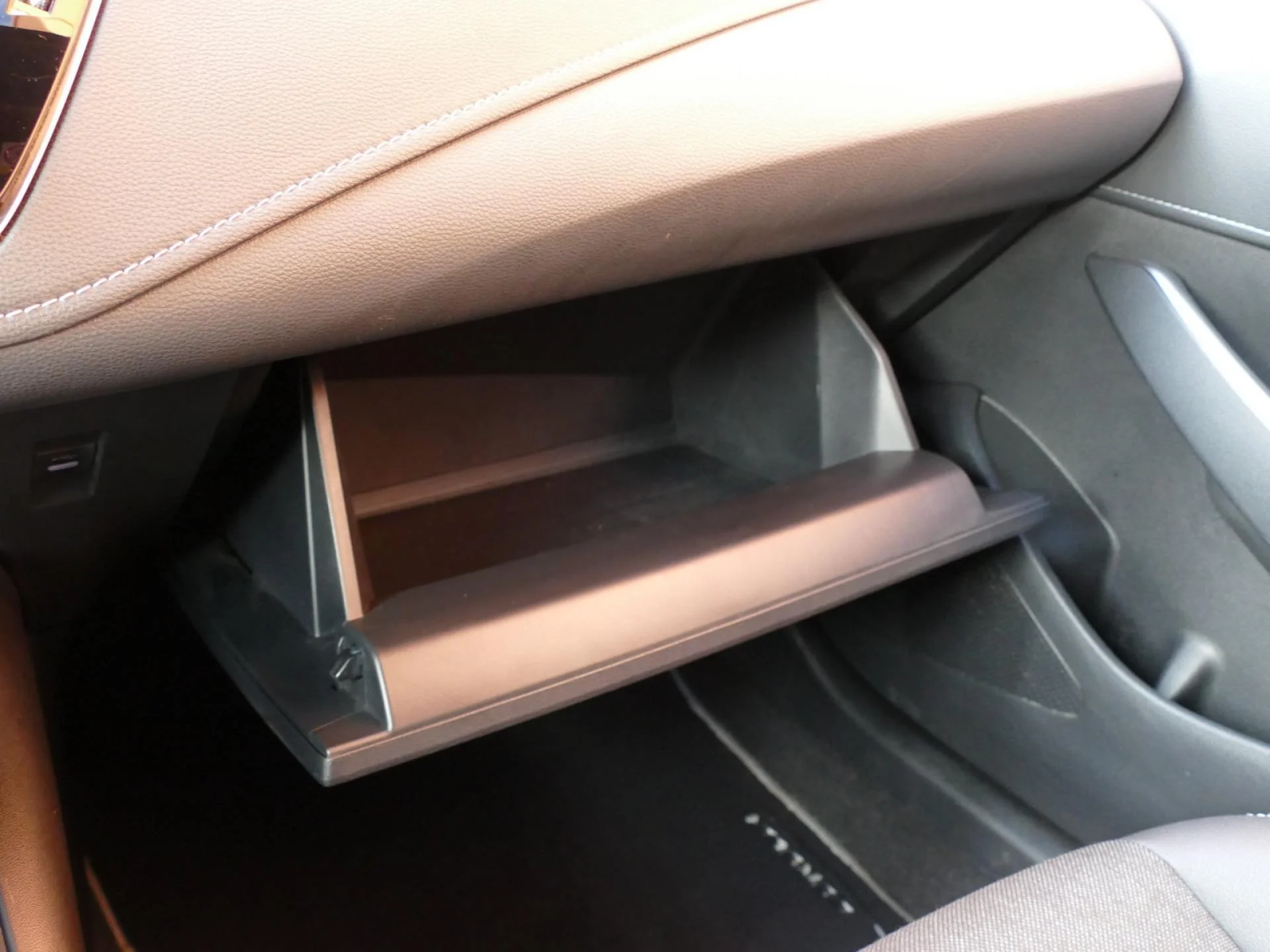 TOYOTA COROLLA TOURING SPORT - Miniature 21 sur 33 - Cliquer pour voir cette photo