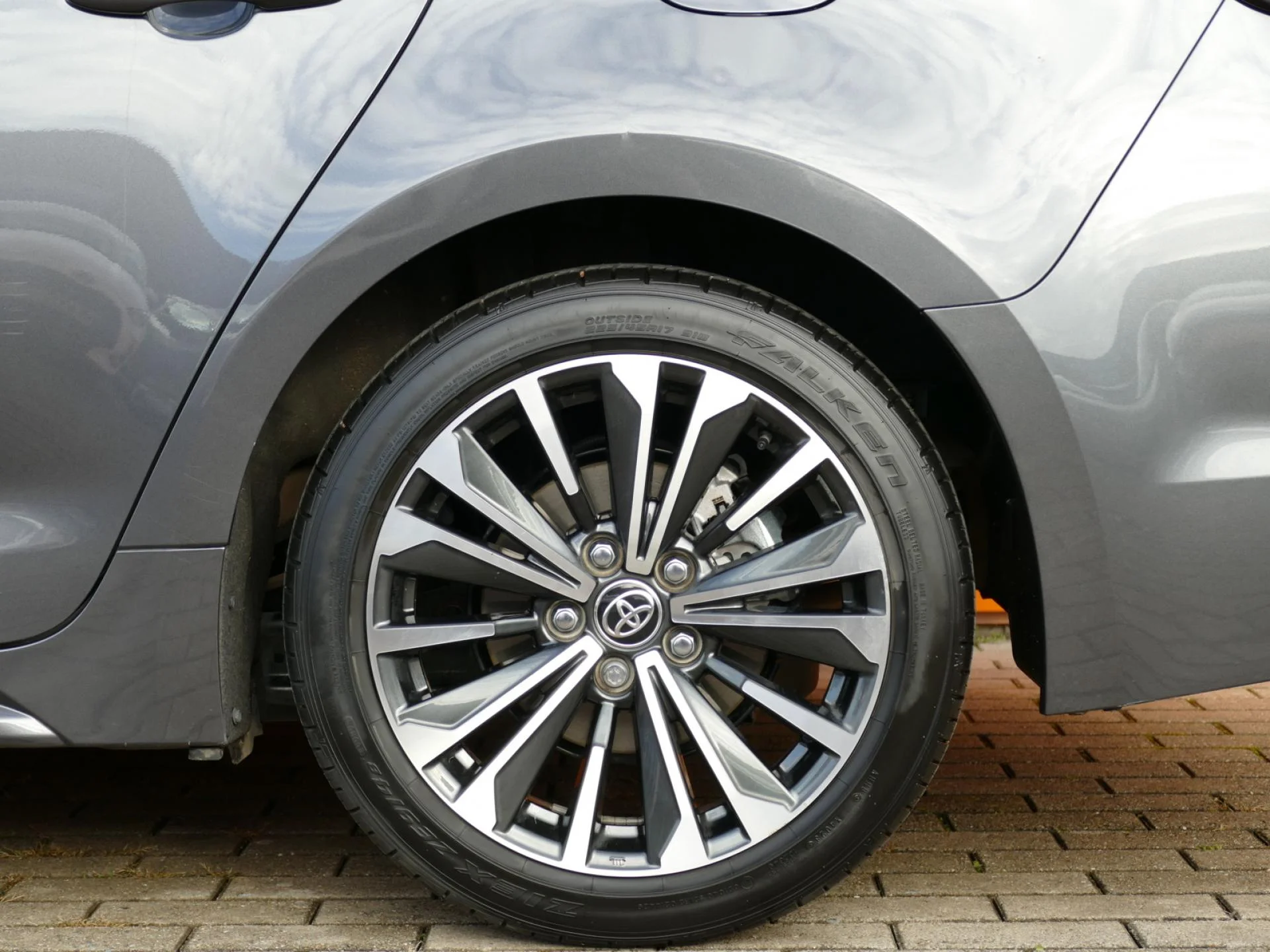 TOYOTA COROLLA TOURING SPORT - Miniature 31 sur 33 - Cliquer pour voir cette photo