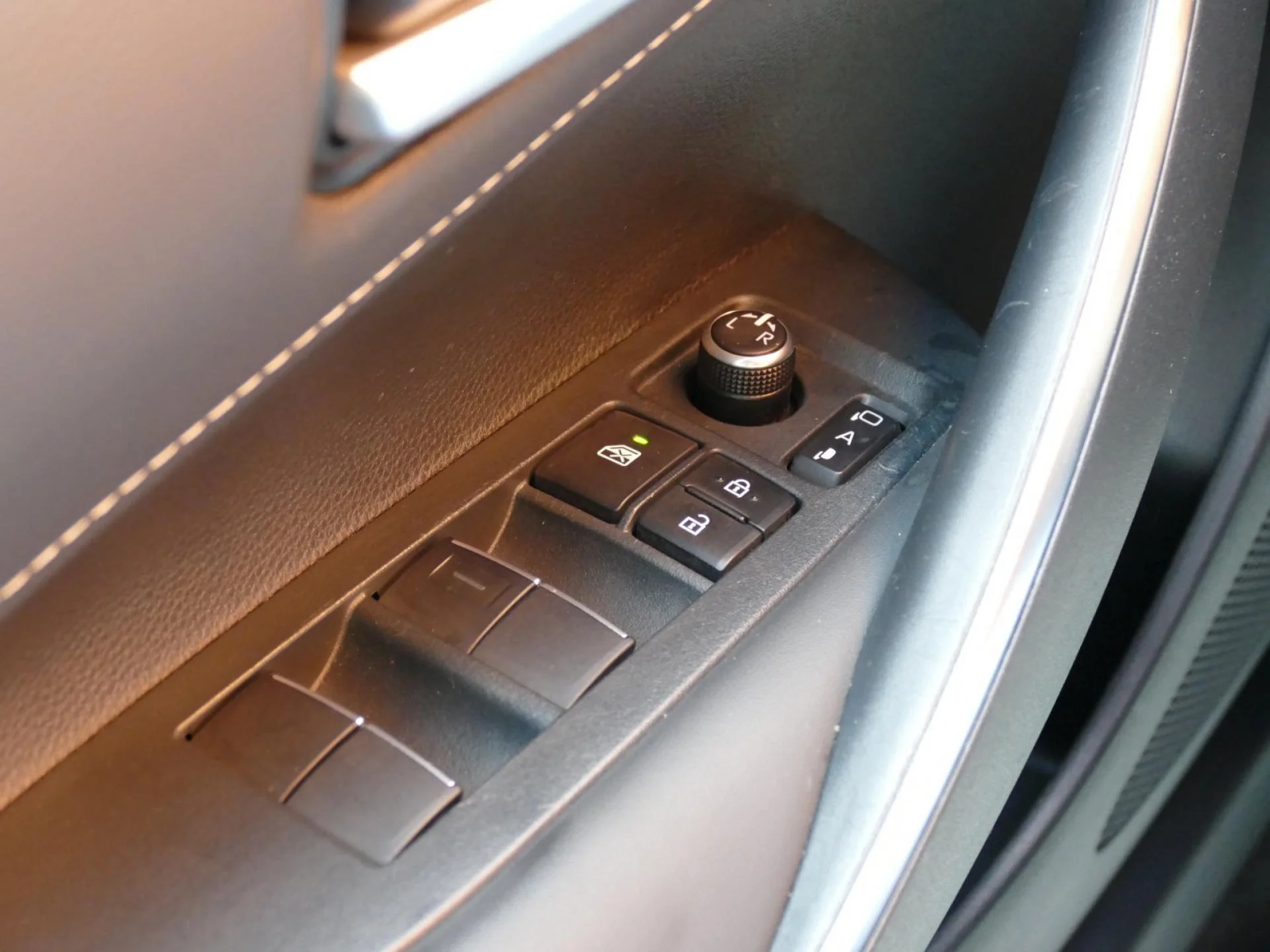 TOYOTA COROLLA TOURING SPORT - Miniature 24 sur 33 - Cliquer pour voir cette photo