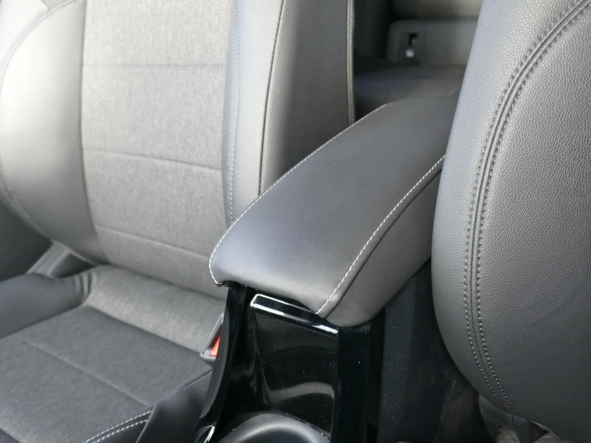 TOYOTA COROLLA TOURING SPORT - Miniature 22 sur 33 - Cliquer pour voir cette photo