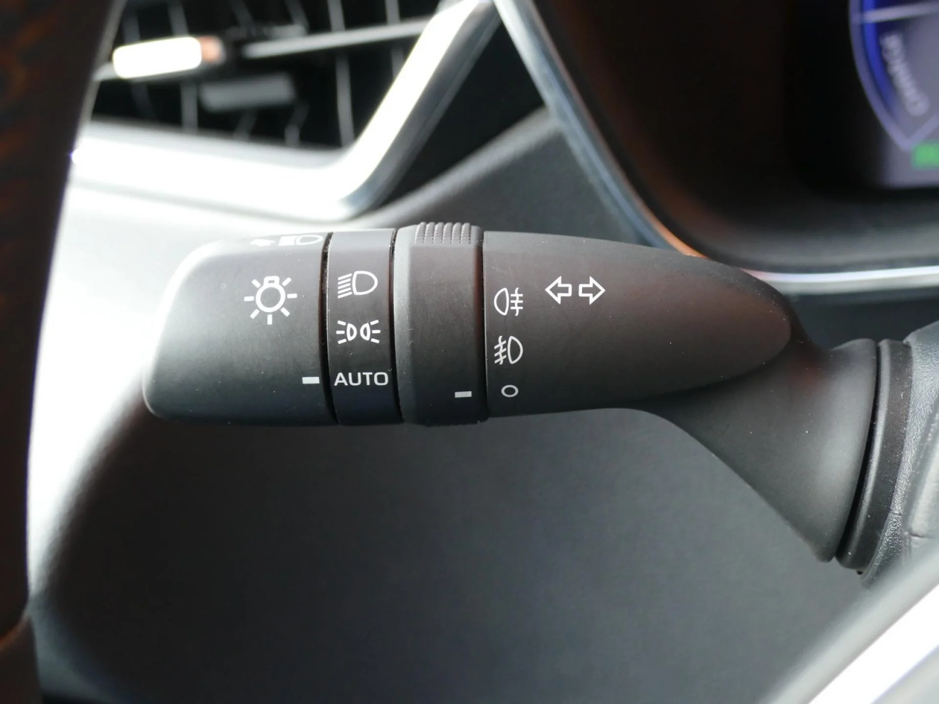 TOYOTA COROLLA TOURING SPORT - Miniature 25 sur 33 - Cliquer pour voir cette photo