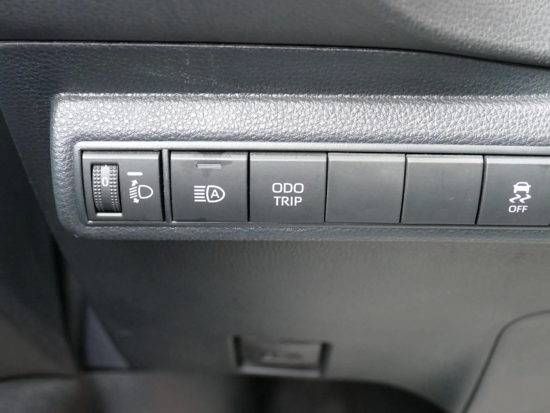 TOYOTA COROLLA TOURING SPORT - Miniature 16 sur 33 - Cliquer pour voir cette photo