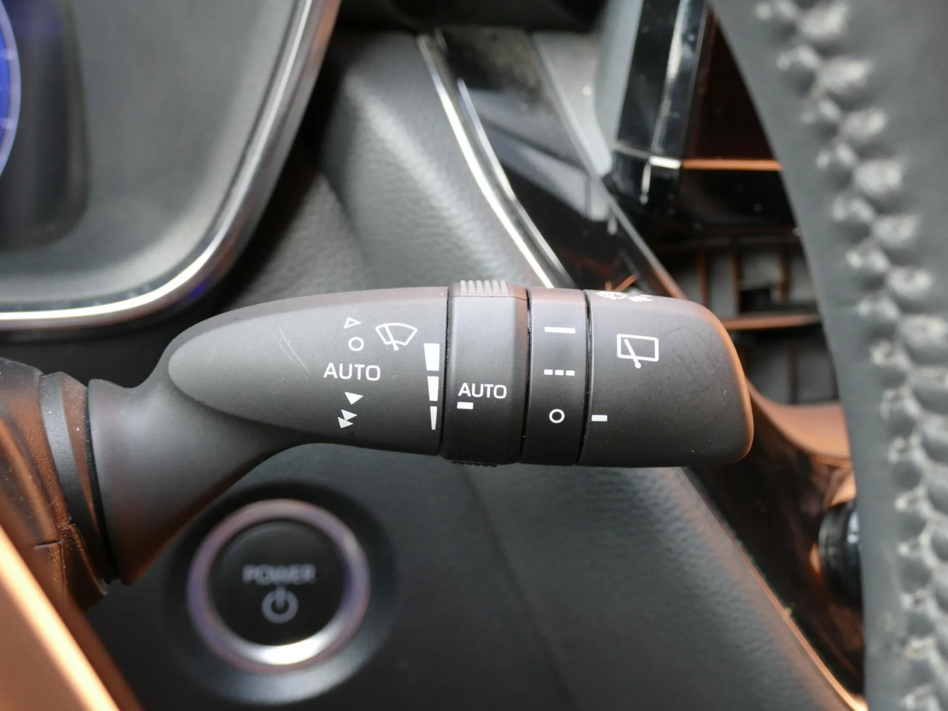 TOYOTA COROLLA TOURING SPORT - Miniature 26 sur 33 - Cliquer pour voir cette photo