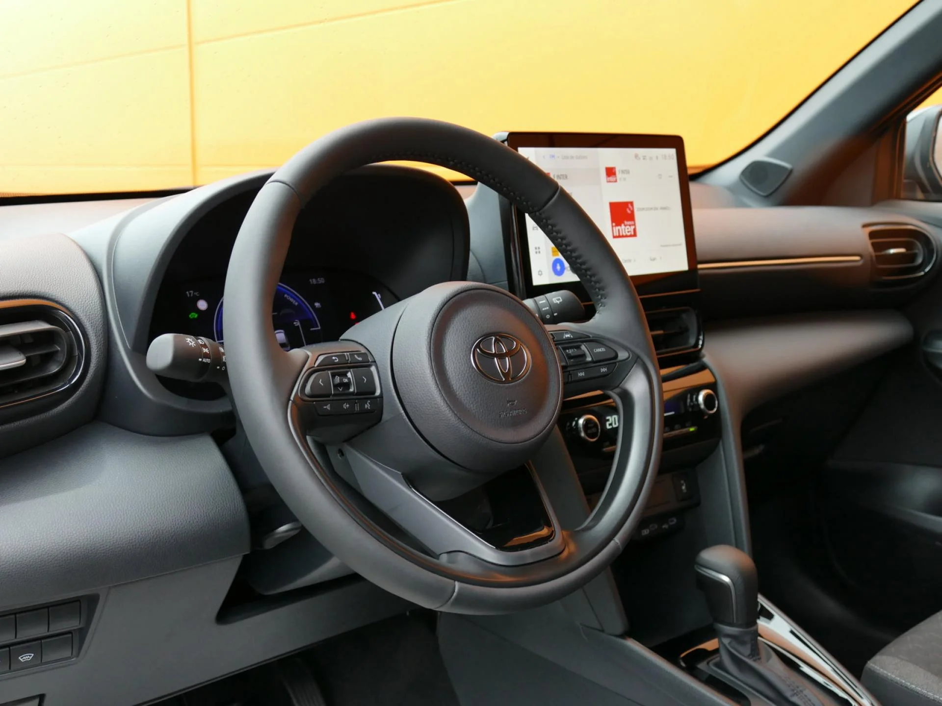 TOYOTA YARIS CROSS - Miniature 13 sur 33 - Cliquer pour voir cette photo