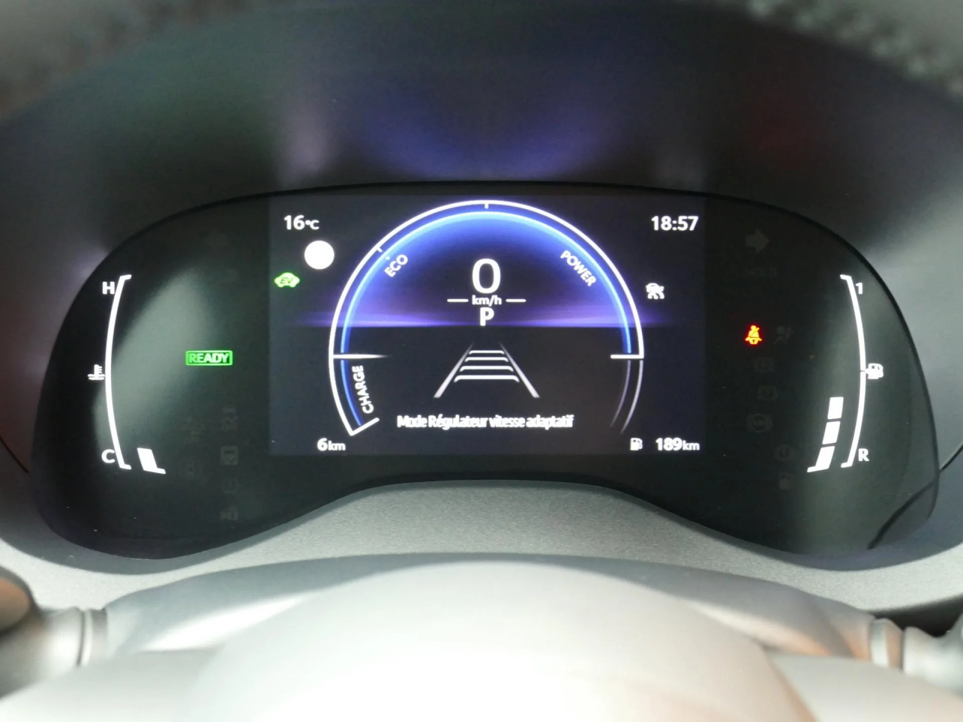 TOYOTA YARIS CROSS - Miniature 14 sur 33 - Cliquer pour voir cette photo