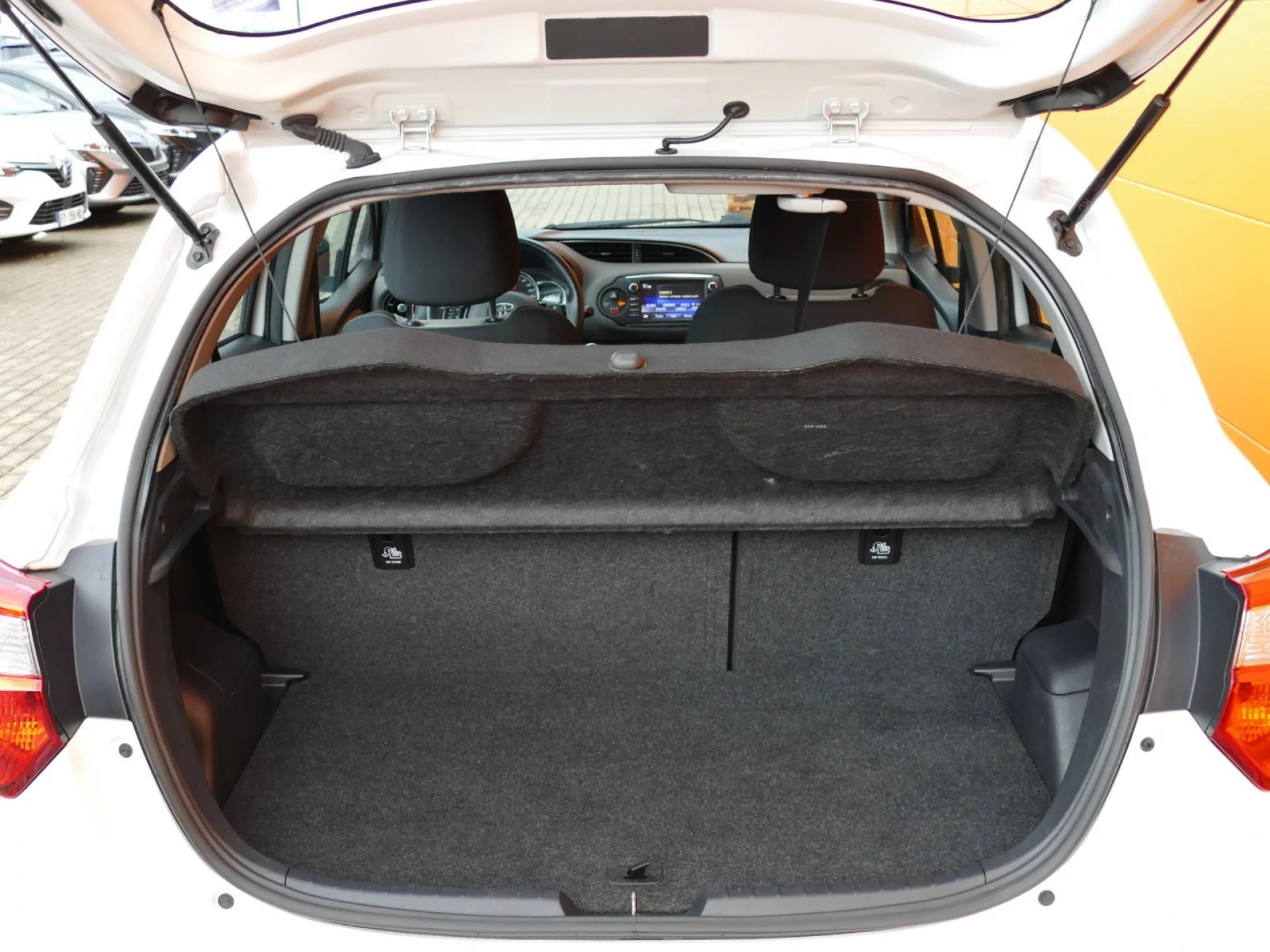 TOYOTA YARIS - Miniature 8 sur 32 - Cliquer pour voir cette photo