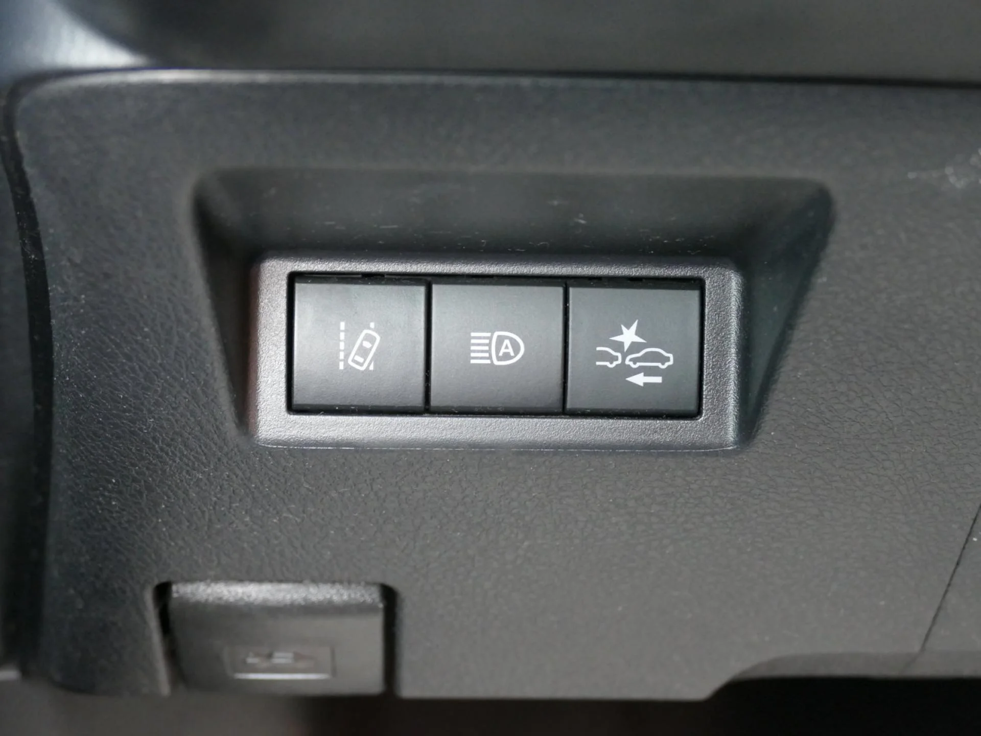 TOYOTA YARIS - Miniature 15 sur 32 - Cliquer pour voir cette photo