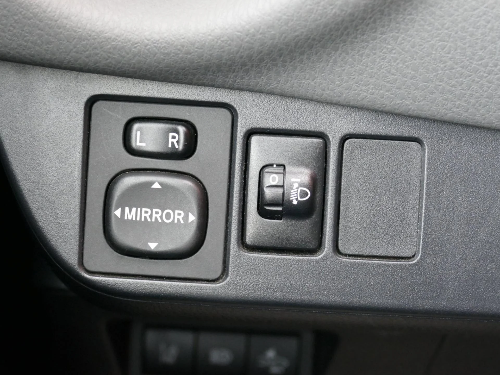 TOYOTA YARIS - Miniature 19 sur 32 - Cliquer pour voir cette photo