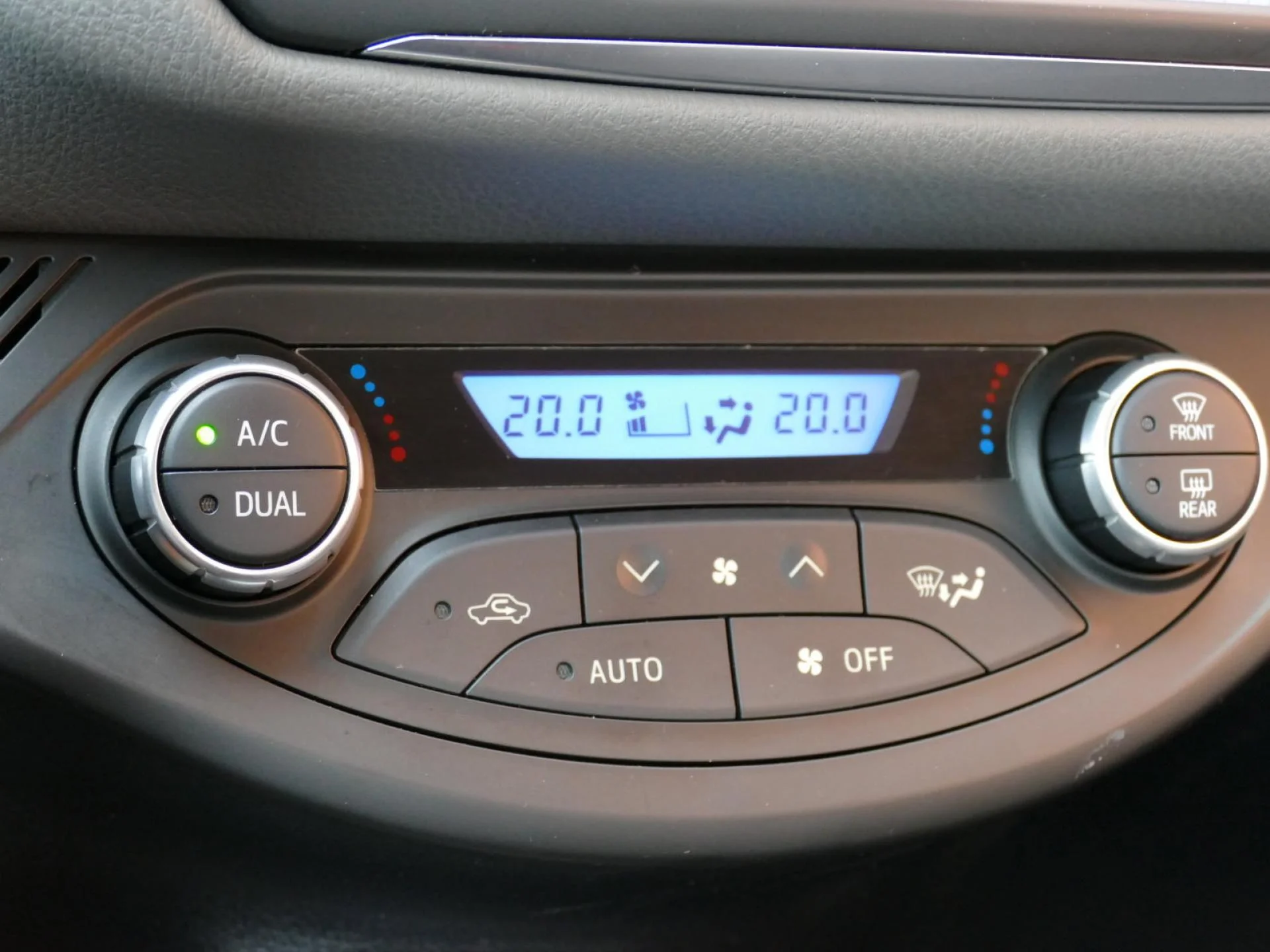 TOYOTA YARIS - Miniature 11 sur 32 - Cliquer pour voir cette photo
