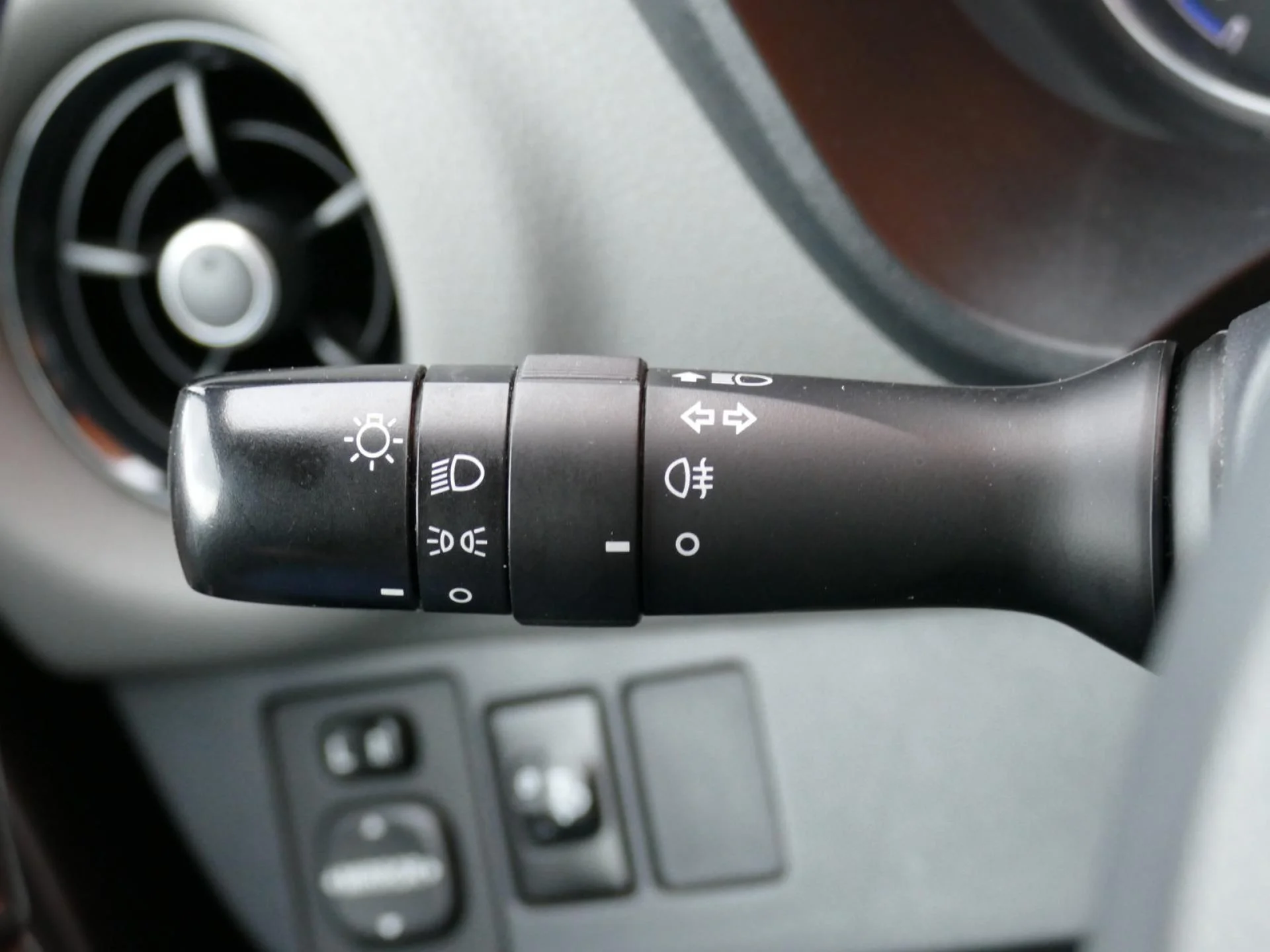 TOYOTA YARIS - Miniature 23 sur 32 - Cliquer pour voir cette photo
