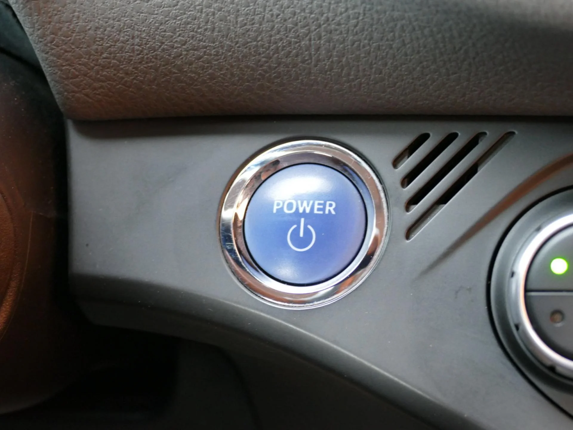 TOYOTA YARIS - Miniature 18 sur 32 - Cliquer pour voir cette photo