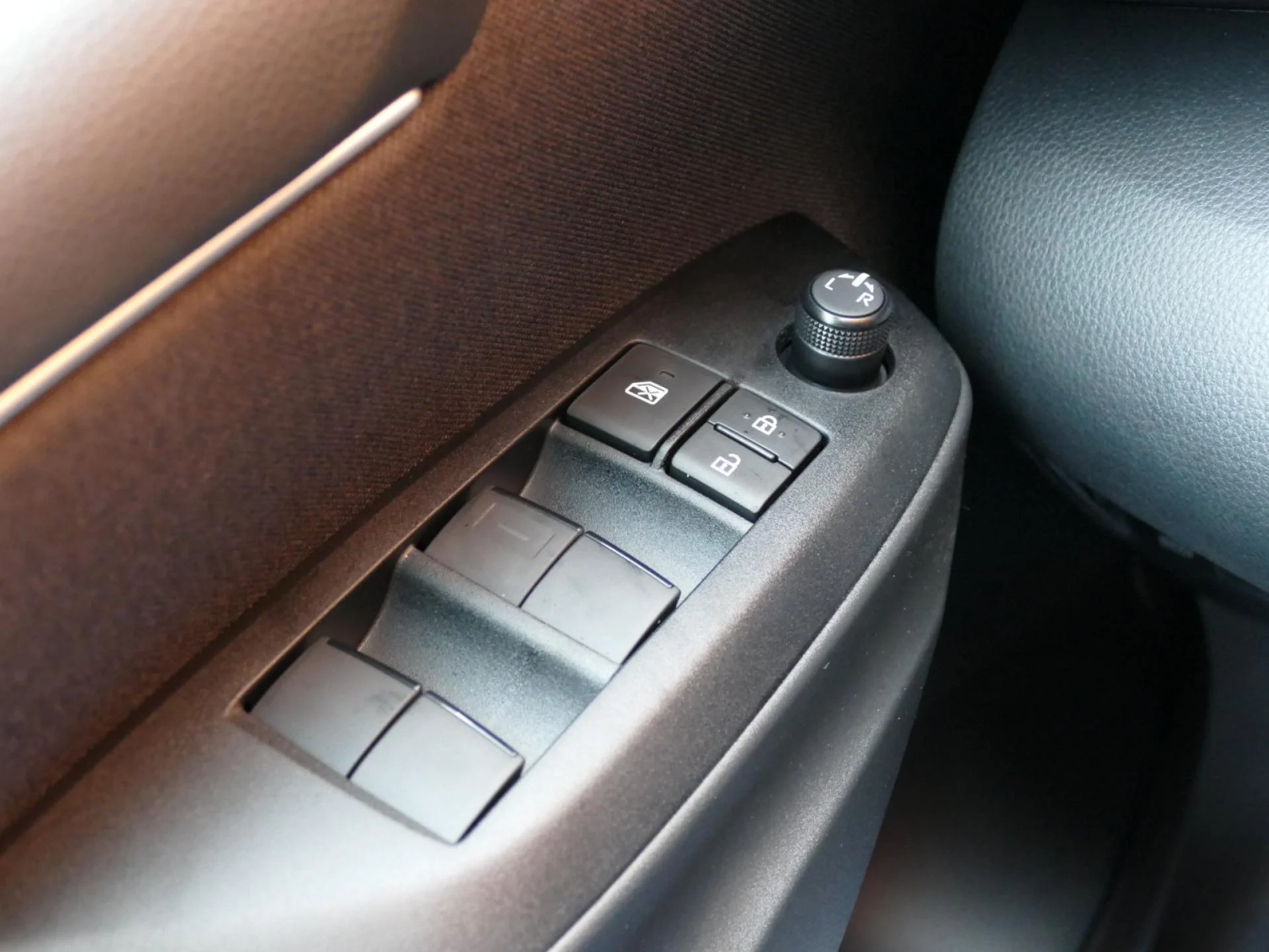 TOYOTA YARIS - Miniature 24 sur 33 - Cliquer pour voir cette photo