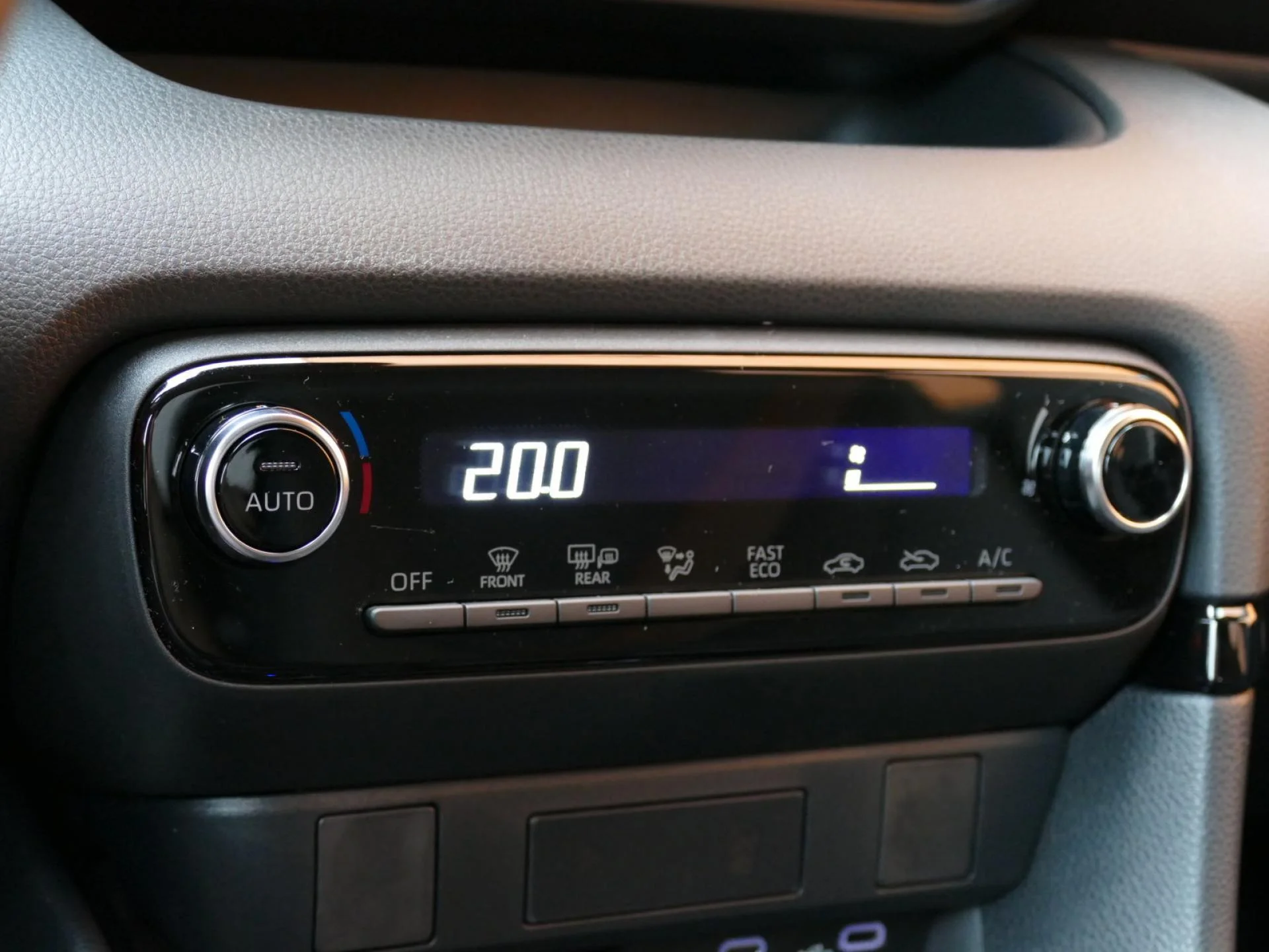 TOYOTA YARIS - Miniature 13 sur 33 - Cliquer pour voir cette photo