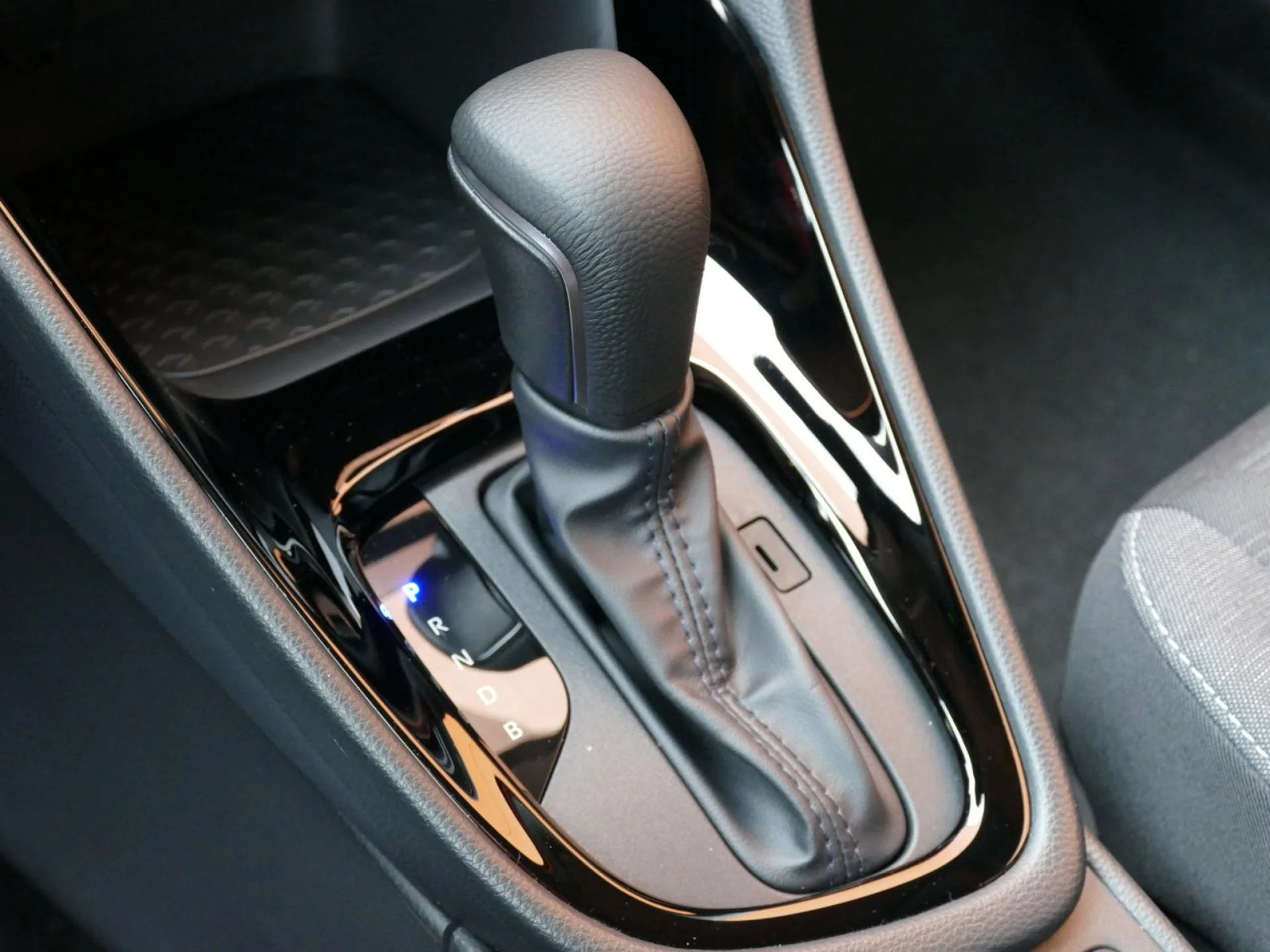 TOYOTA YARIS - Miniature 18 sur 32 - Cliquer pour voir cette photo