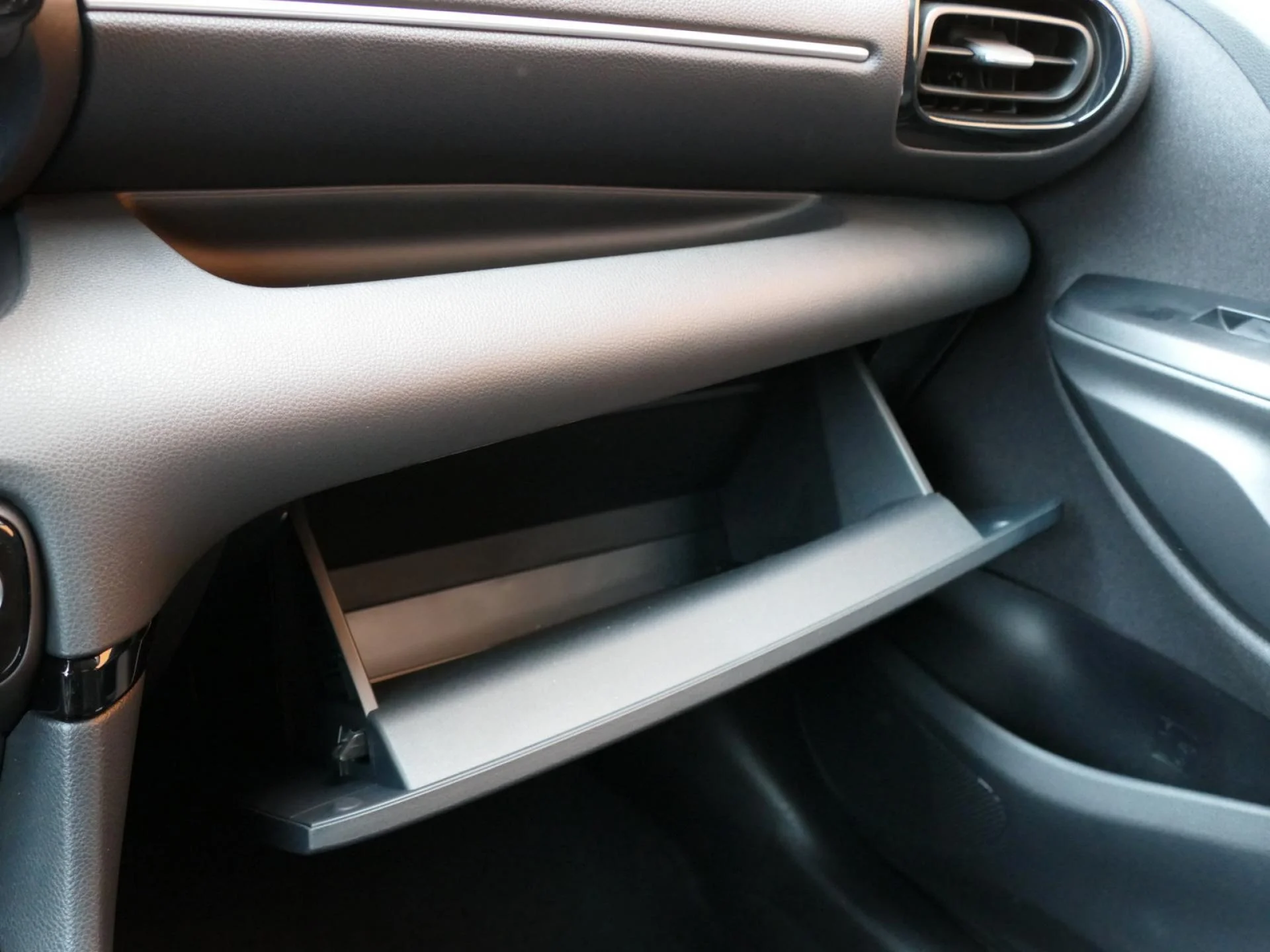 TOYOTA YARIS - Miniature 22 sur 32 - Cliquer pour voir cette photo