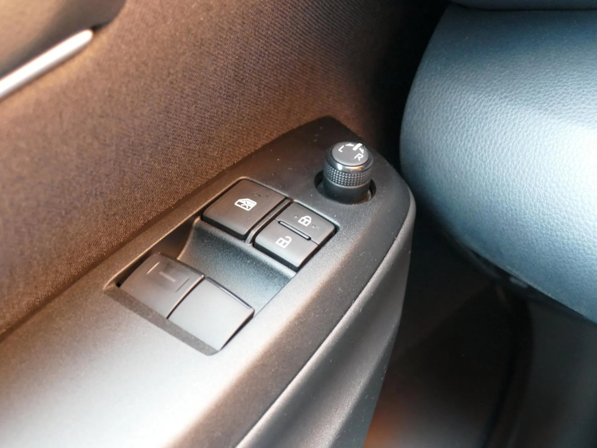 TOYOTA YARIS - Miniature 22 sur 32 - Cliquer pour voir cette photo