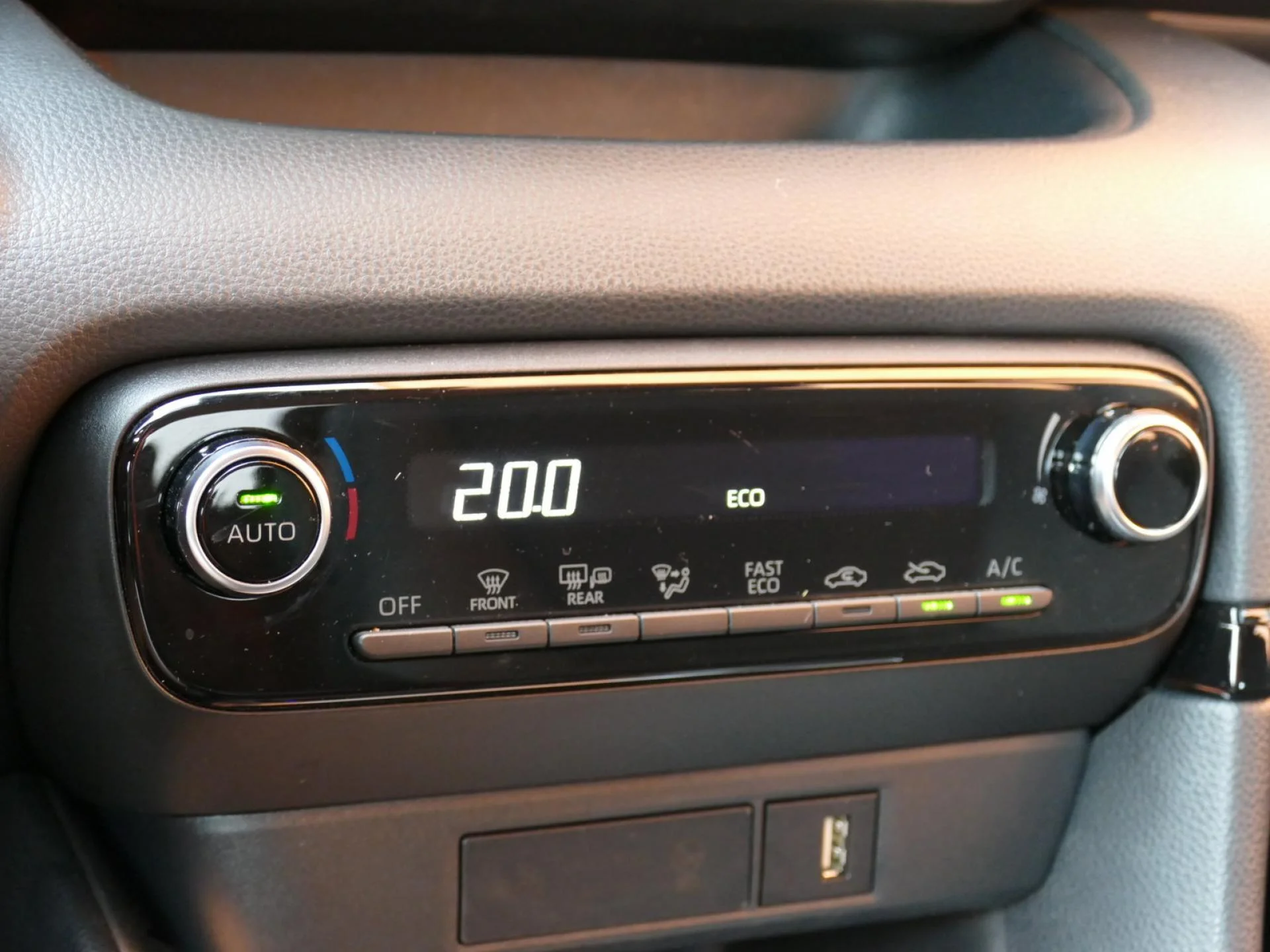 TOYOTA YARIS - Miniature 12 sur 32 - Cliquer pour voir cette photo