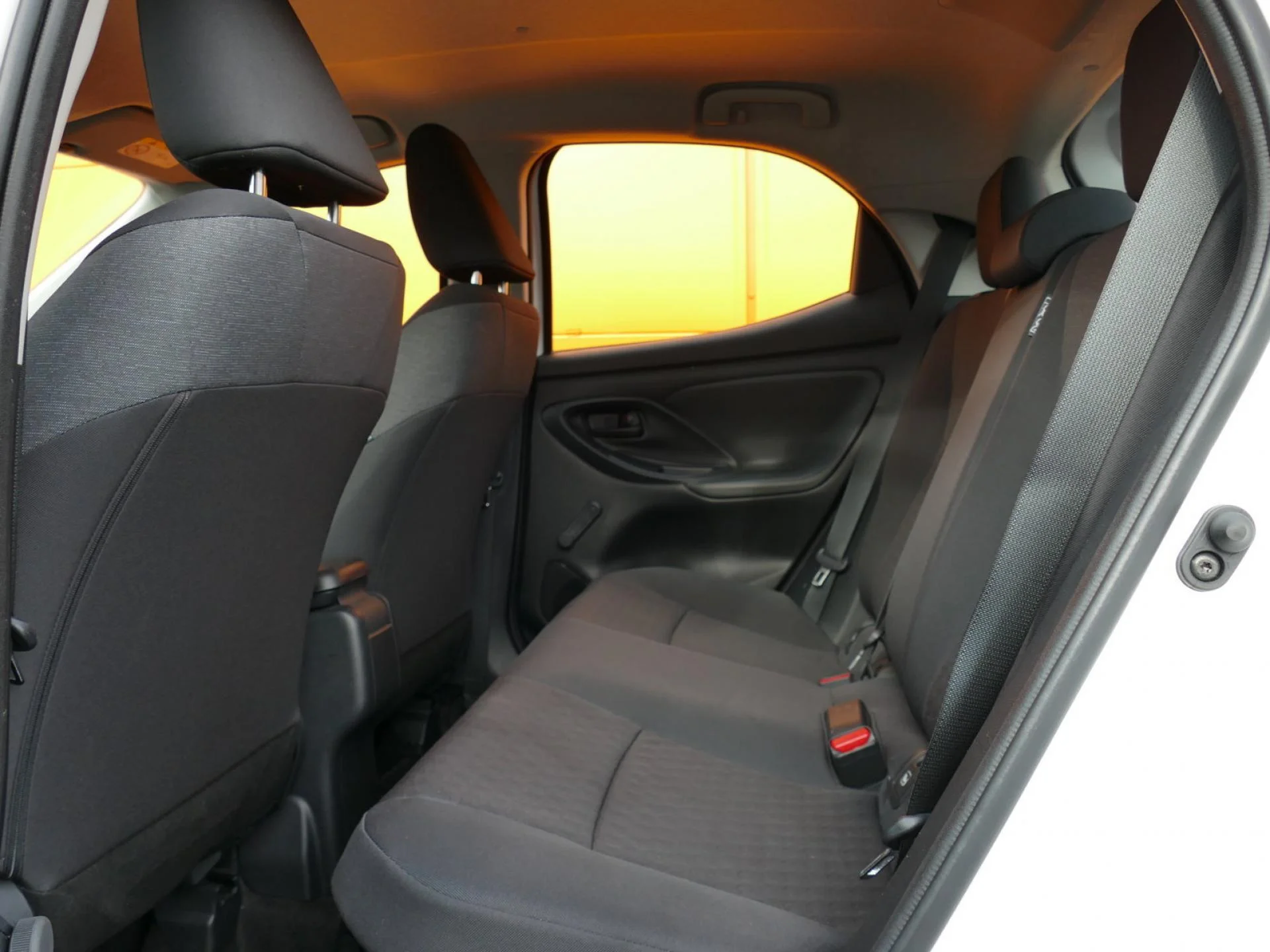 TOYOTA YARIS - Miniature 7 sur 32 - Cliquer pour voir cette photo