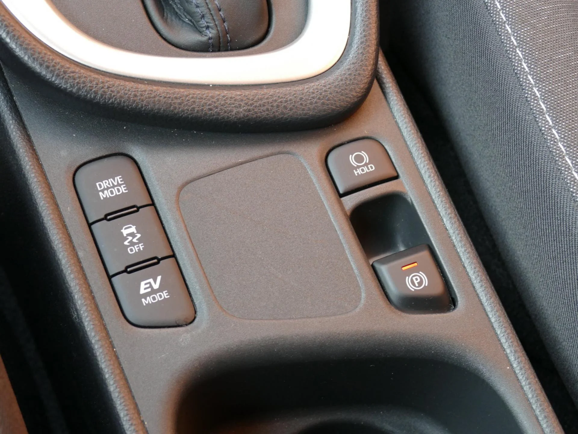 TOYOTA YARIS - Miniature 16 sur 32 - Cliquer pour voir cette photo