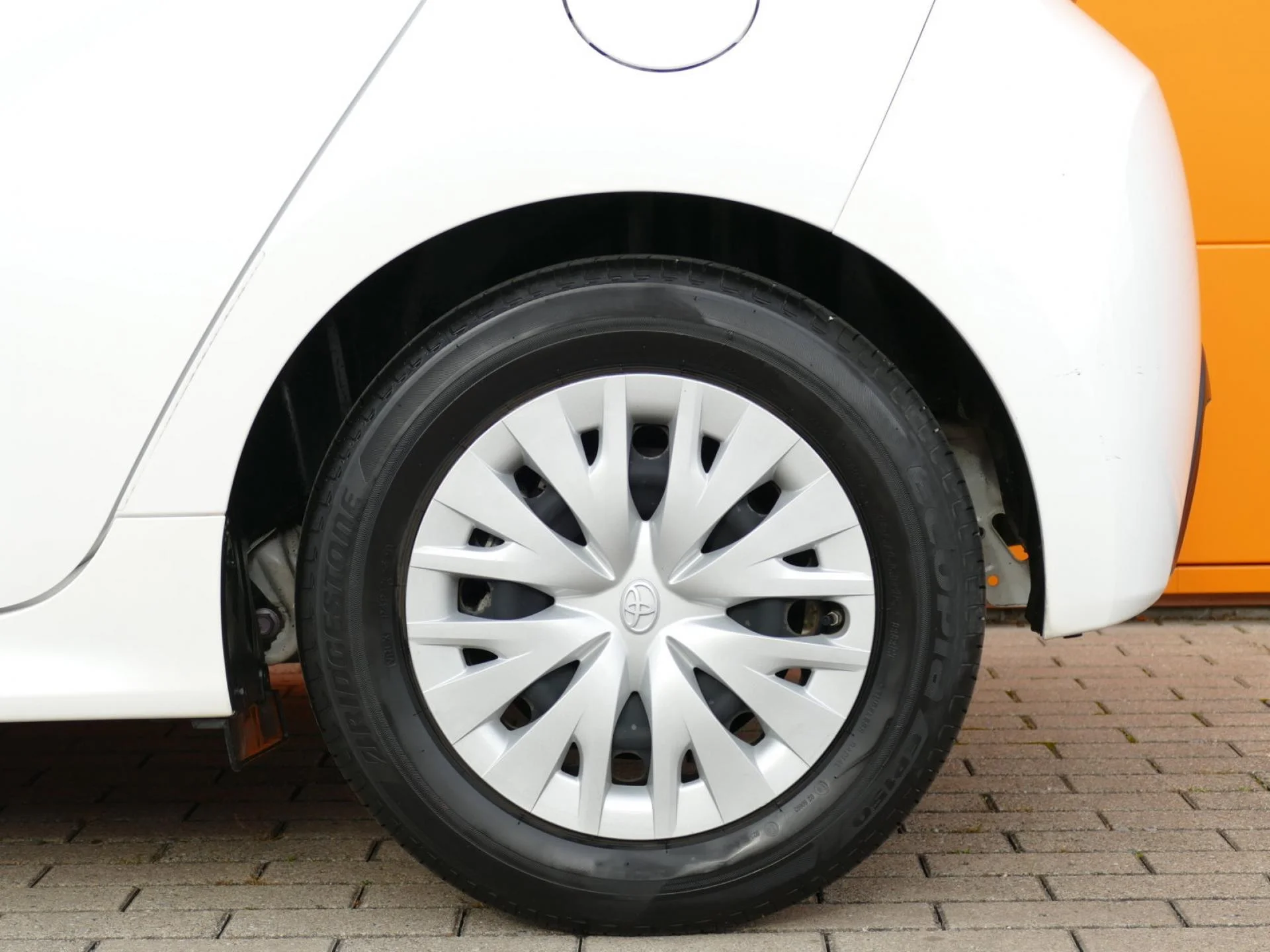 TOYOTA YARIS - Miniature 32 sur 32 - Cliquer pour voir cette photo