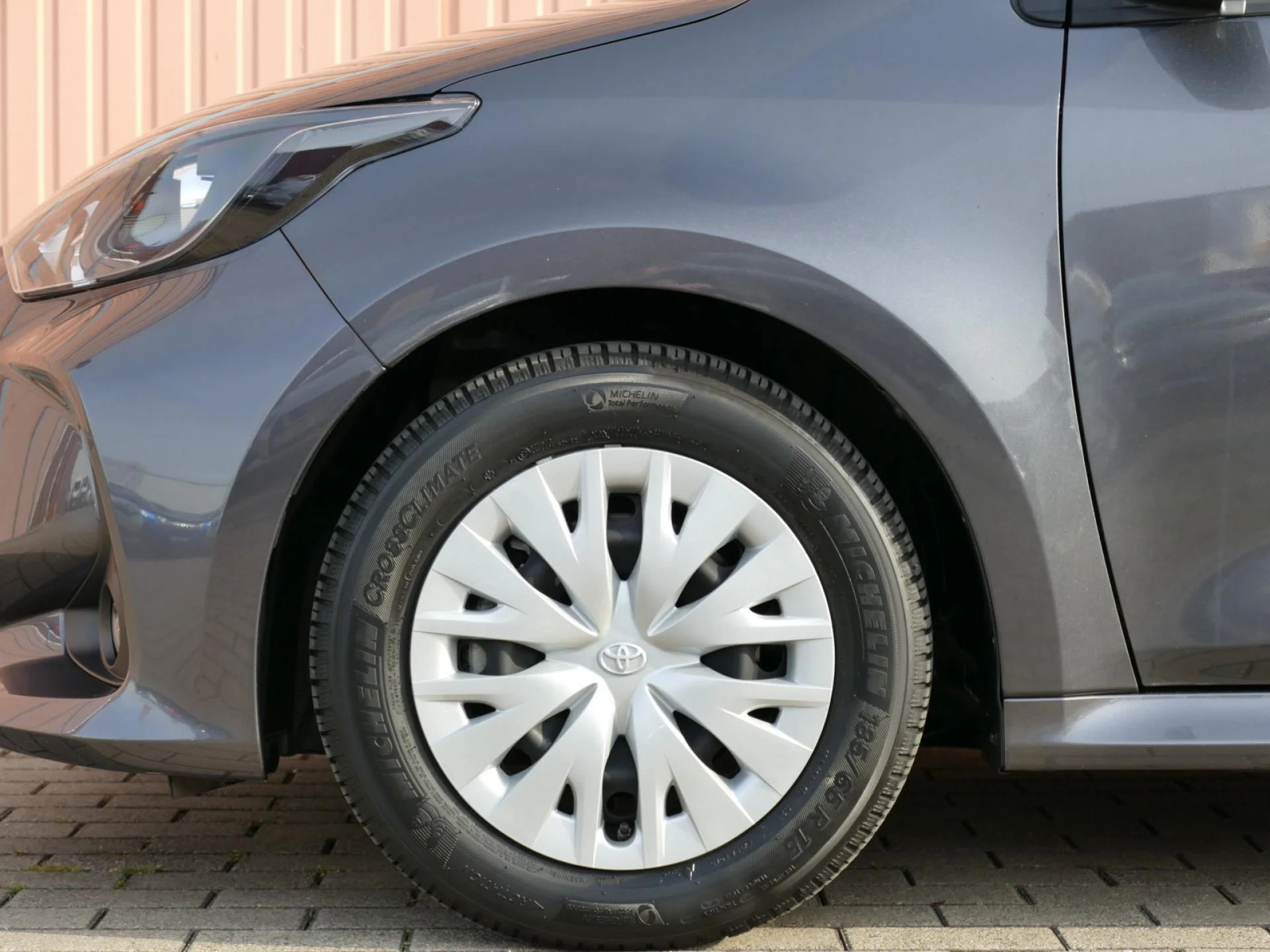 TOYOTA YARIS - Miniature 27 sur 29 - Cliquer pour voir cette photo