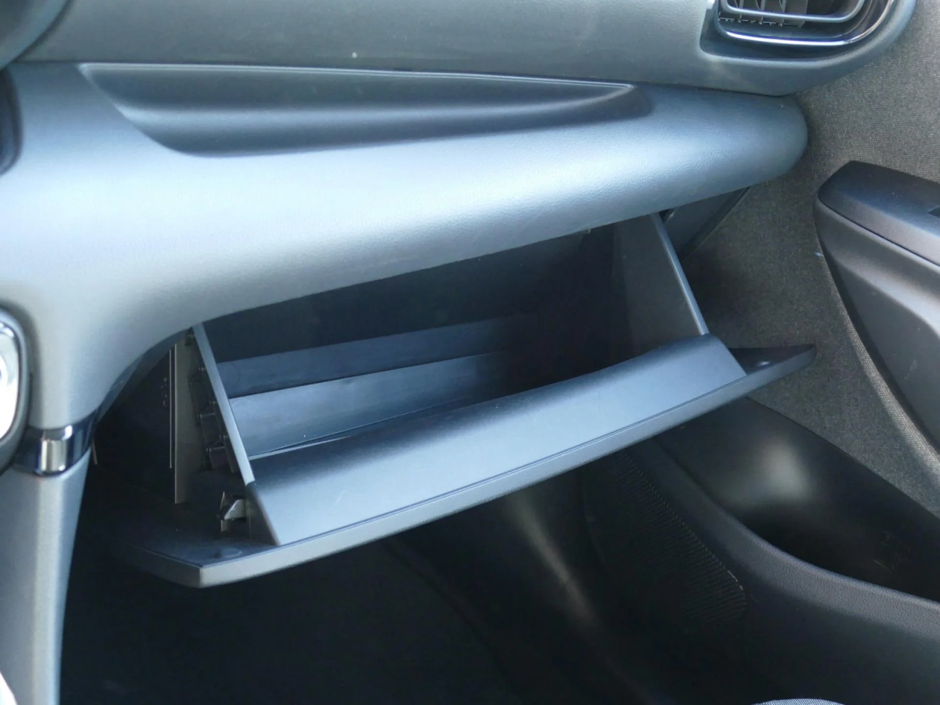 TOYOTA YARIS - Miniature 19 sur 29 - Cliquer pour voir cette photo