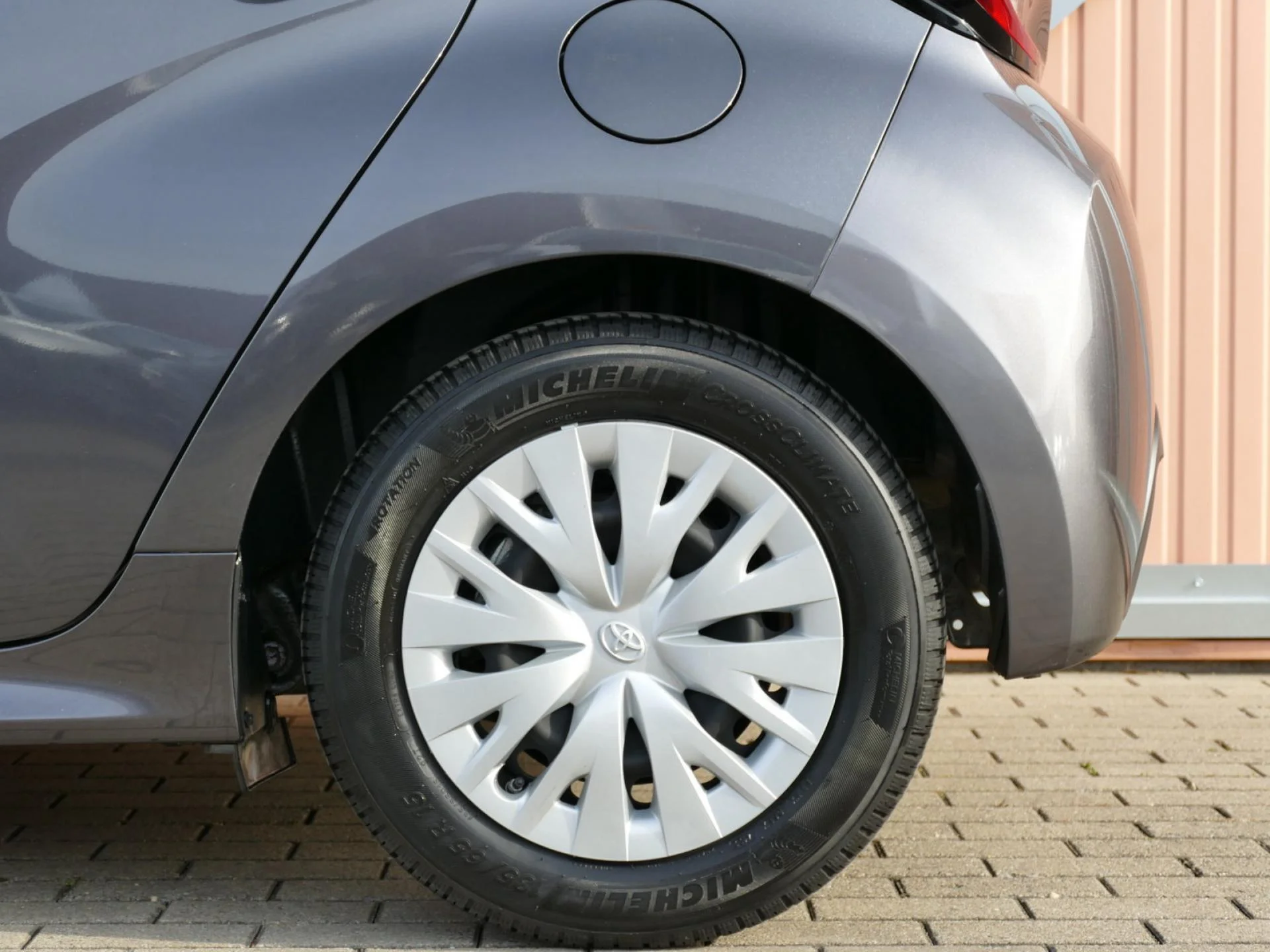 TOYOTA YARIS - Miniature 28 sur 29 - Cliquer pour voir cette photo
