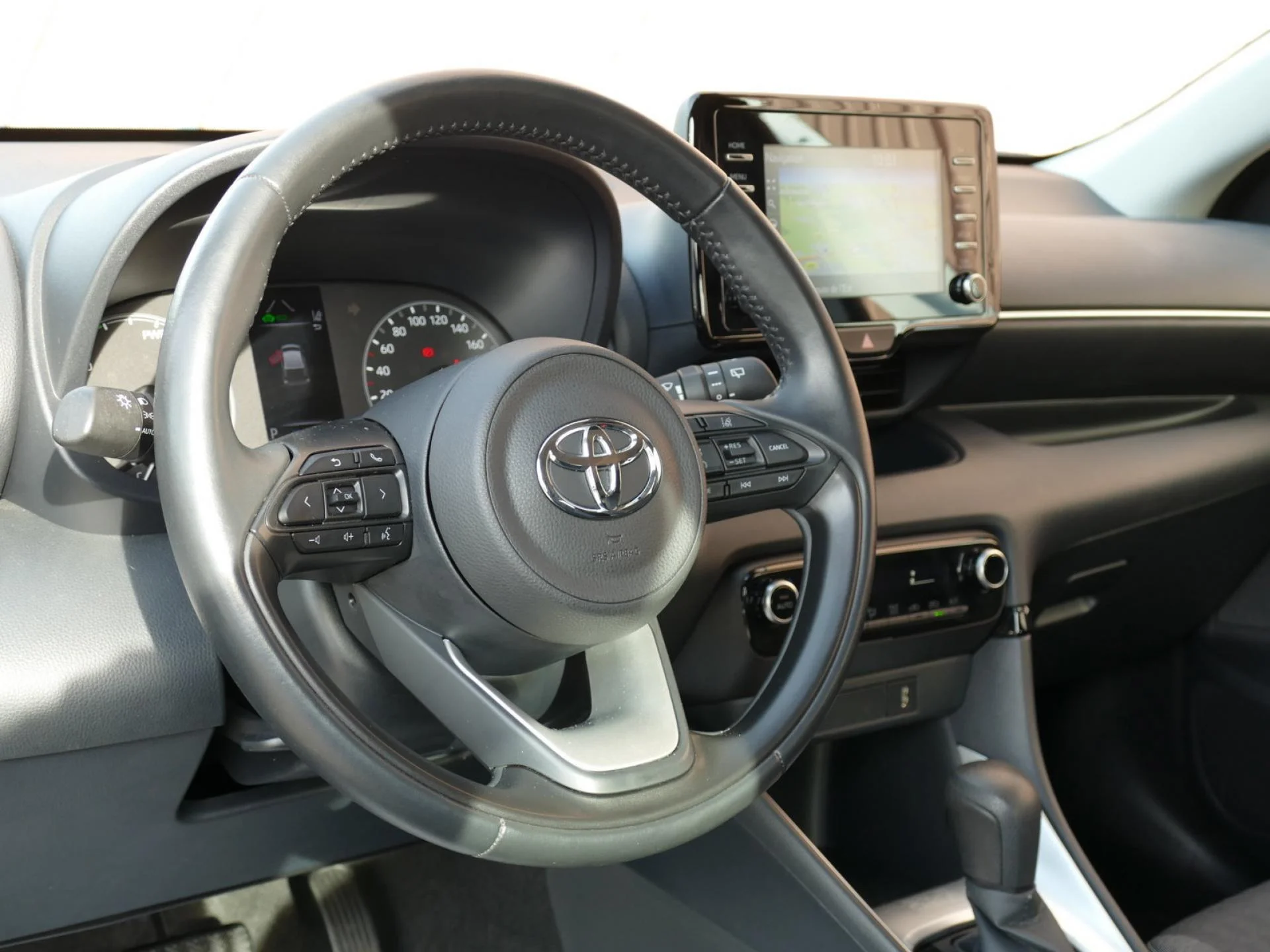 TOYOTA YARIS - Miniature 13 sur 29 - Cliquer pour voir cette photo